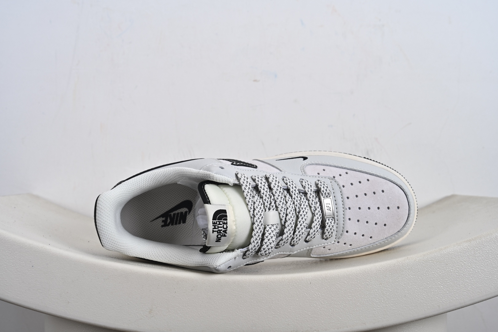 240 NIKE AIR FORCE 1‘07 LV8 联名款 HS8068-050