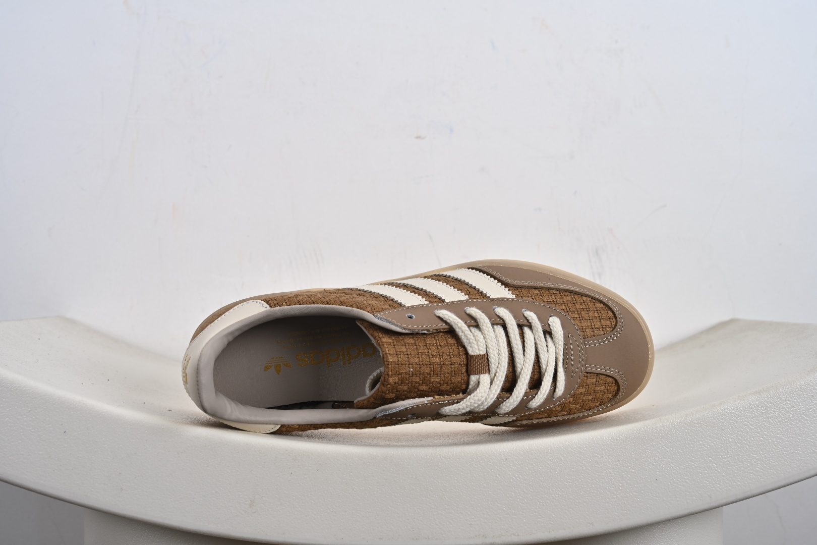 140 AD Gazelle Indoor Trainers 羚羊内训系列低帮复古百搭休闲运动德训风板鞋 JR8851