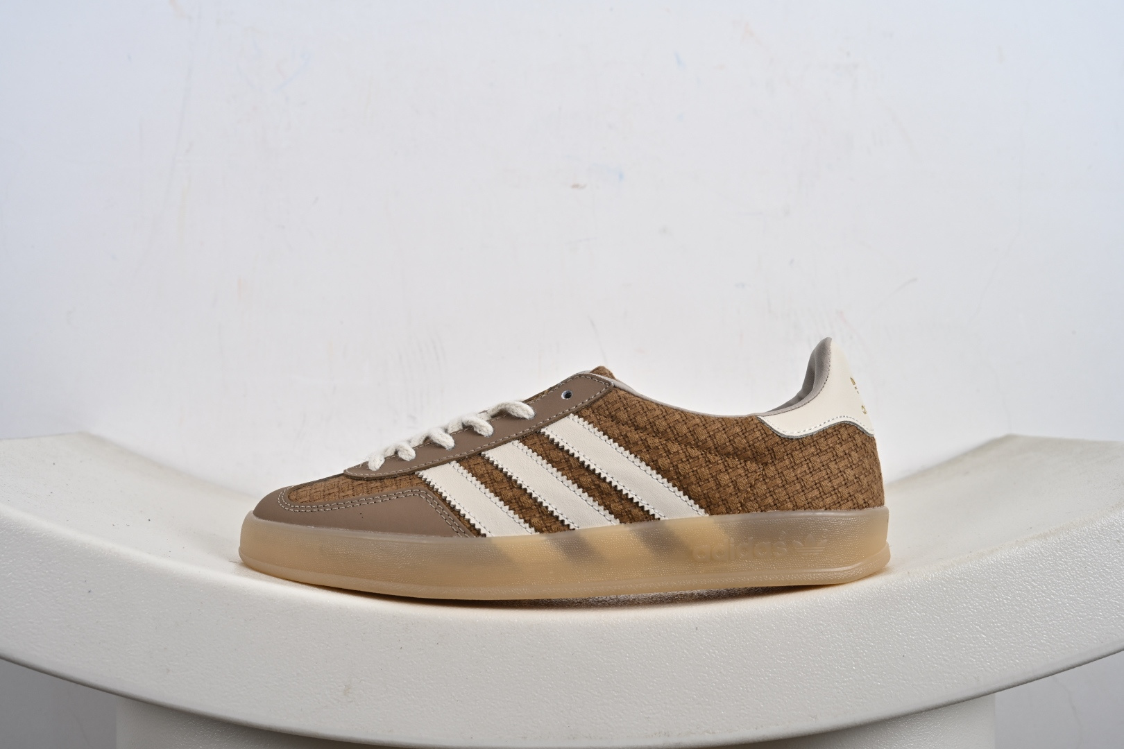 140 AD Gazelle Indoor Trainers 羚羊内训系列低帮复古百搭休闲运动德训风板鞋 JR8851