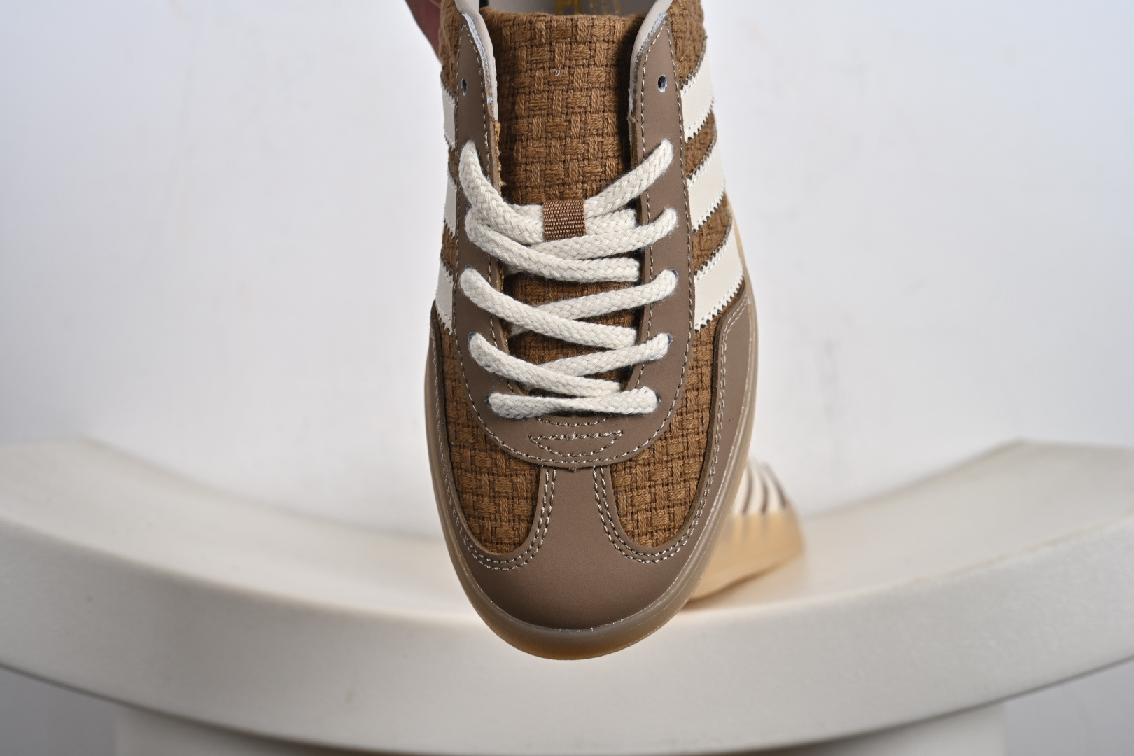 140 AD Gazelle Indoor Trainers 羚羊内训系列低帮复古百搭休闲运动德训风板鞋 JR8851