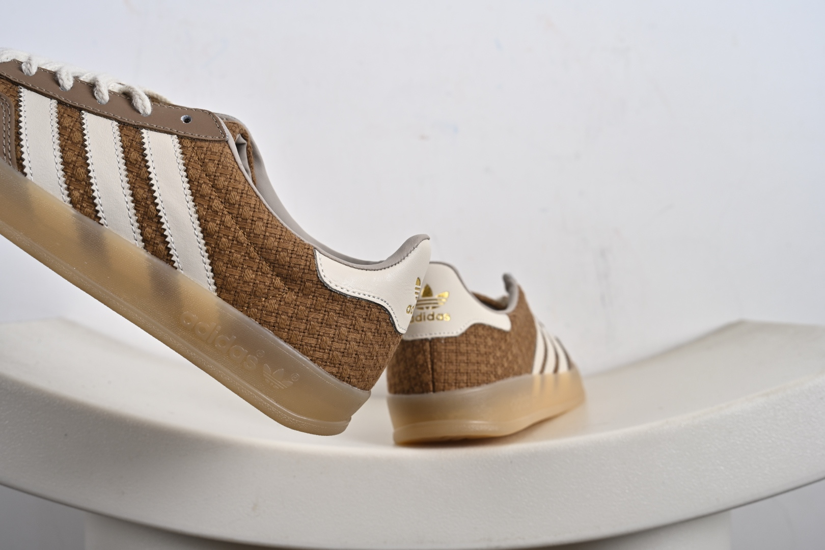 140 AD Gazelle Indoor Trainers 羚羊内训系列低帮复古百搭休闲运动德训风板鞋 JR8851