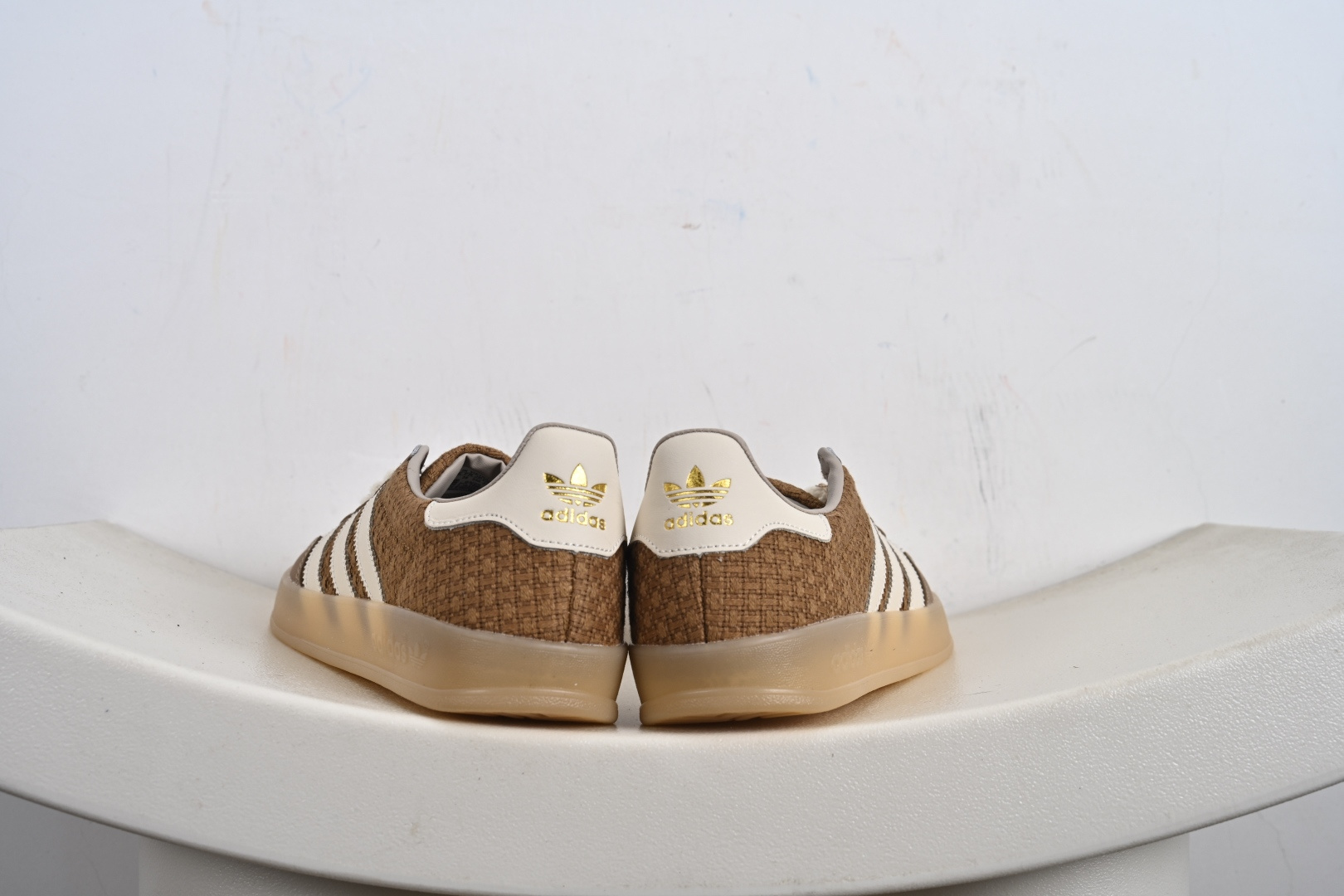 140 AD Gazelle Indoor Trainers 羚羊内训系列低帮复古百搭休闲运动德训风板鞋 JR8851