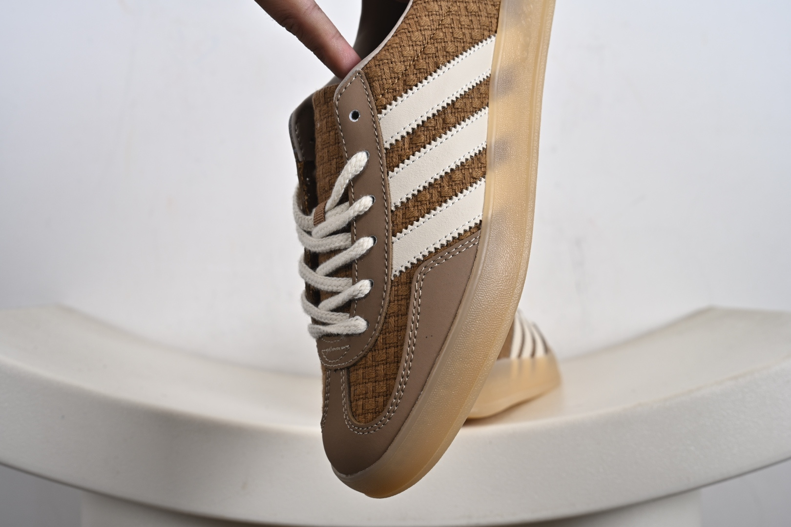 140 AD Gazelle Indoor Trainers 羚羊内训系列低帮复古百搭休闲运动德训风板鞋 JR8851