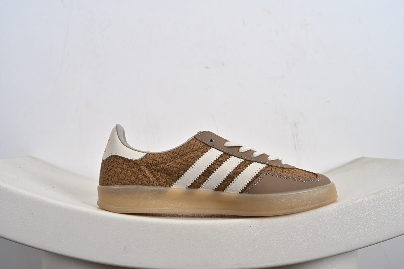 140 AD Gazelle Indoor Trainers 羚羊内训系列低帮复古百搭休闲运动德训风板鞋 JR8851