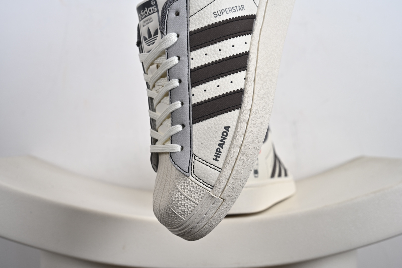 高端定制adidas SUPERSTAR “暴力熊联名- 白灰红尾”经典贝壳头造型 QF5801