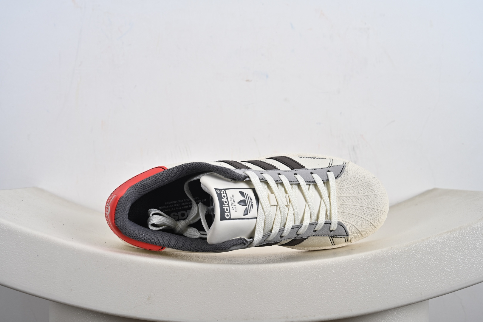 高端定制adidas SUPERSTAR “暴力熊联名- 白灰红尾”经典贝壳头造型 QF5801