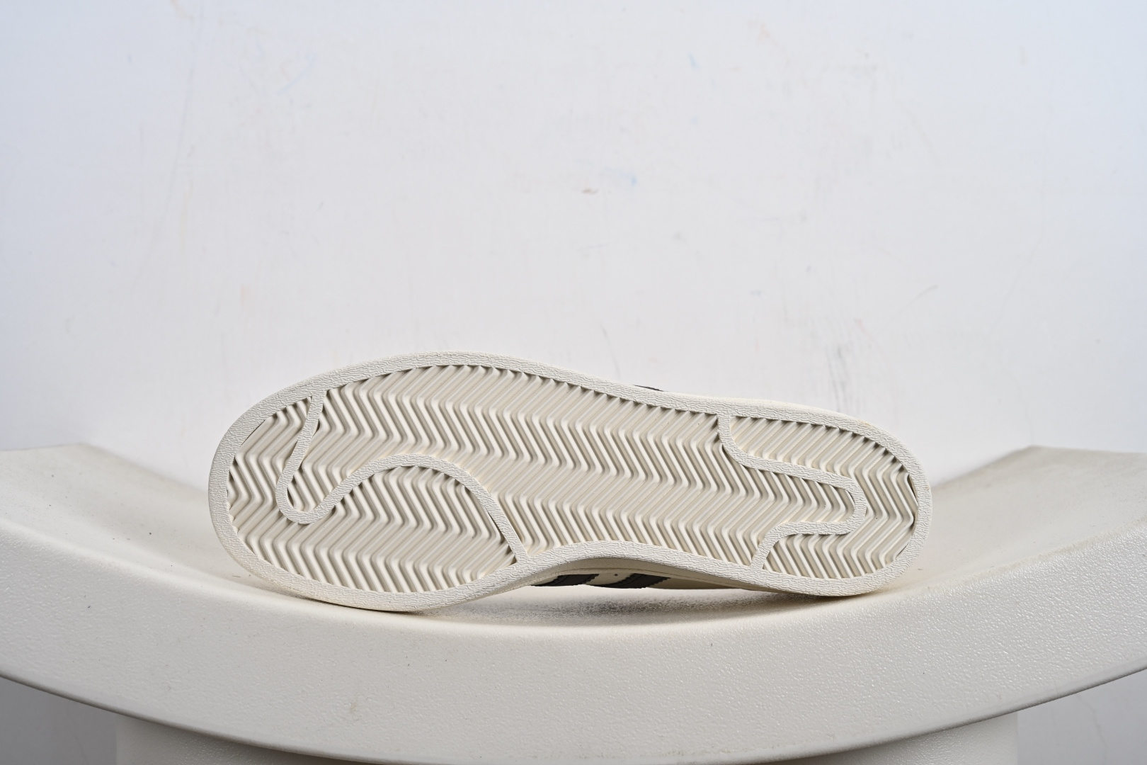 高端定制adidas SUPERSTAR “暴力熊联名- 白灰红尾”经典贝壳头造型 QF5801