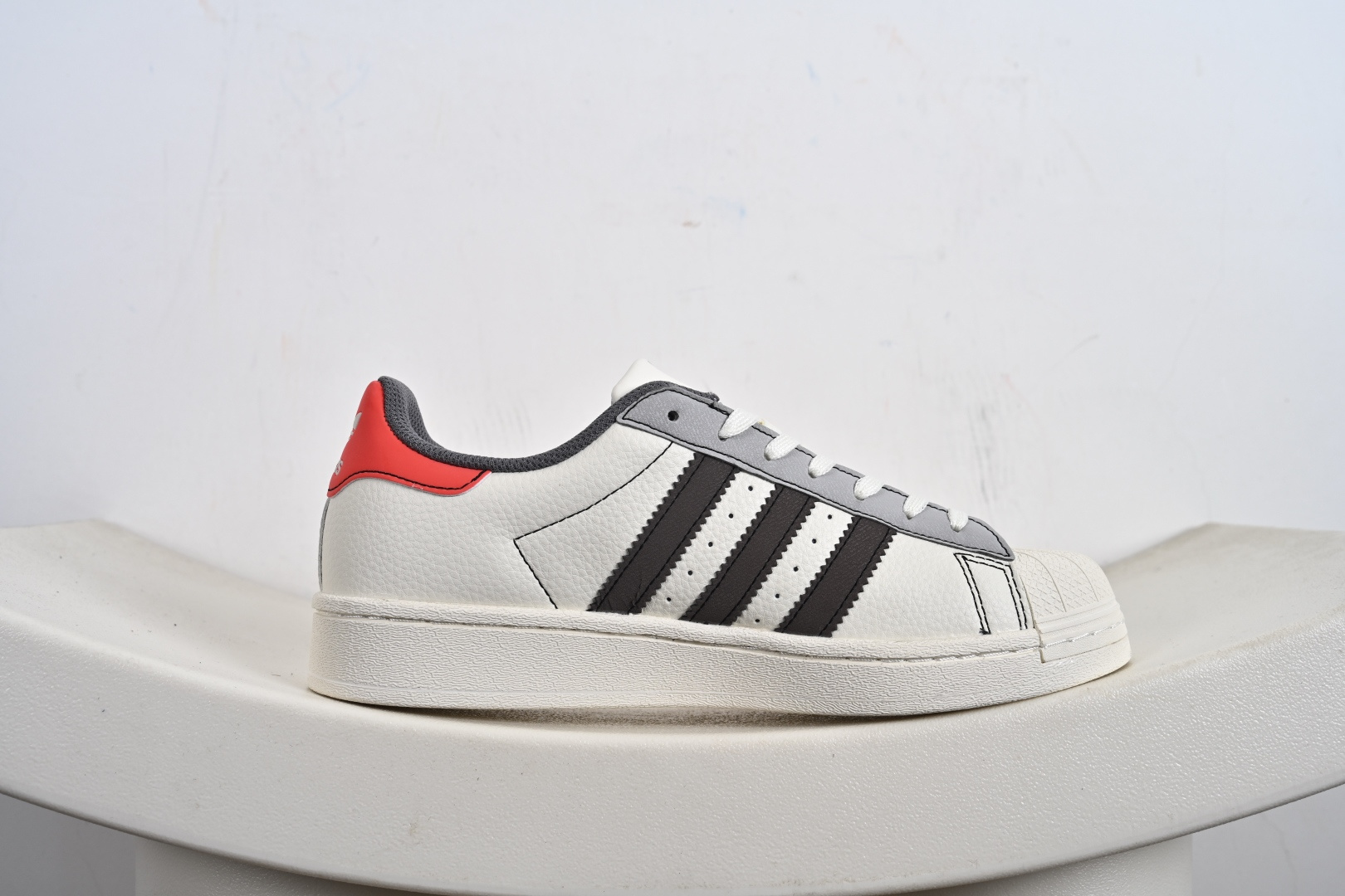 高端定制adidas SUPERSTAR “暴力熊联名- 白灰红尾”经典贝壳头造型 QF5801