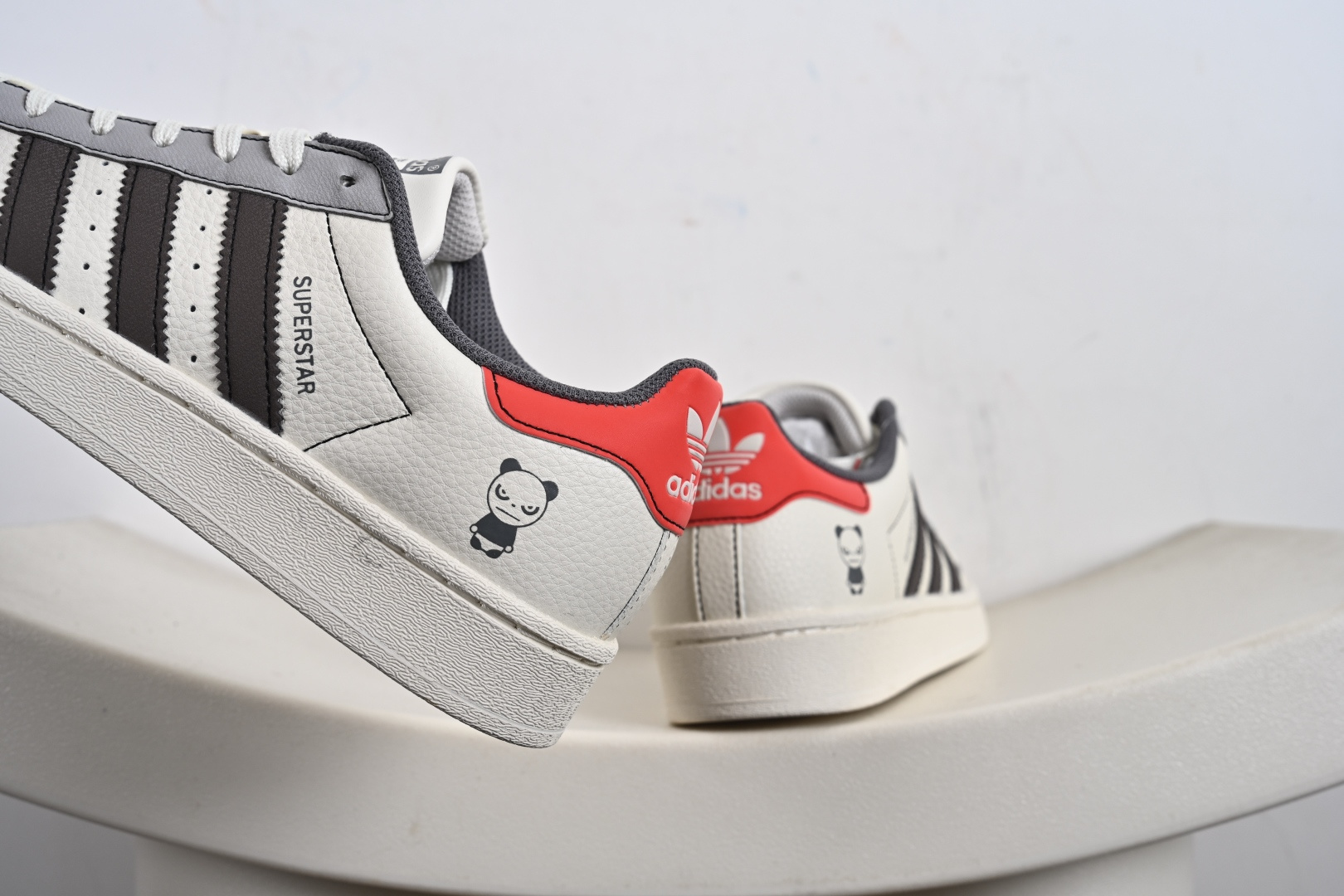 高端定制adidas SUPERSTAR “暴力熊联名- 白灰红尾”经典贝壳头造型 QF5801