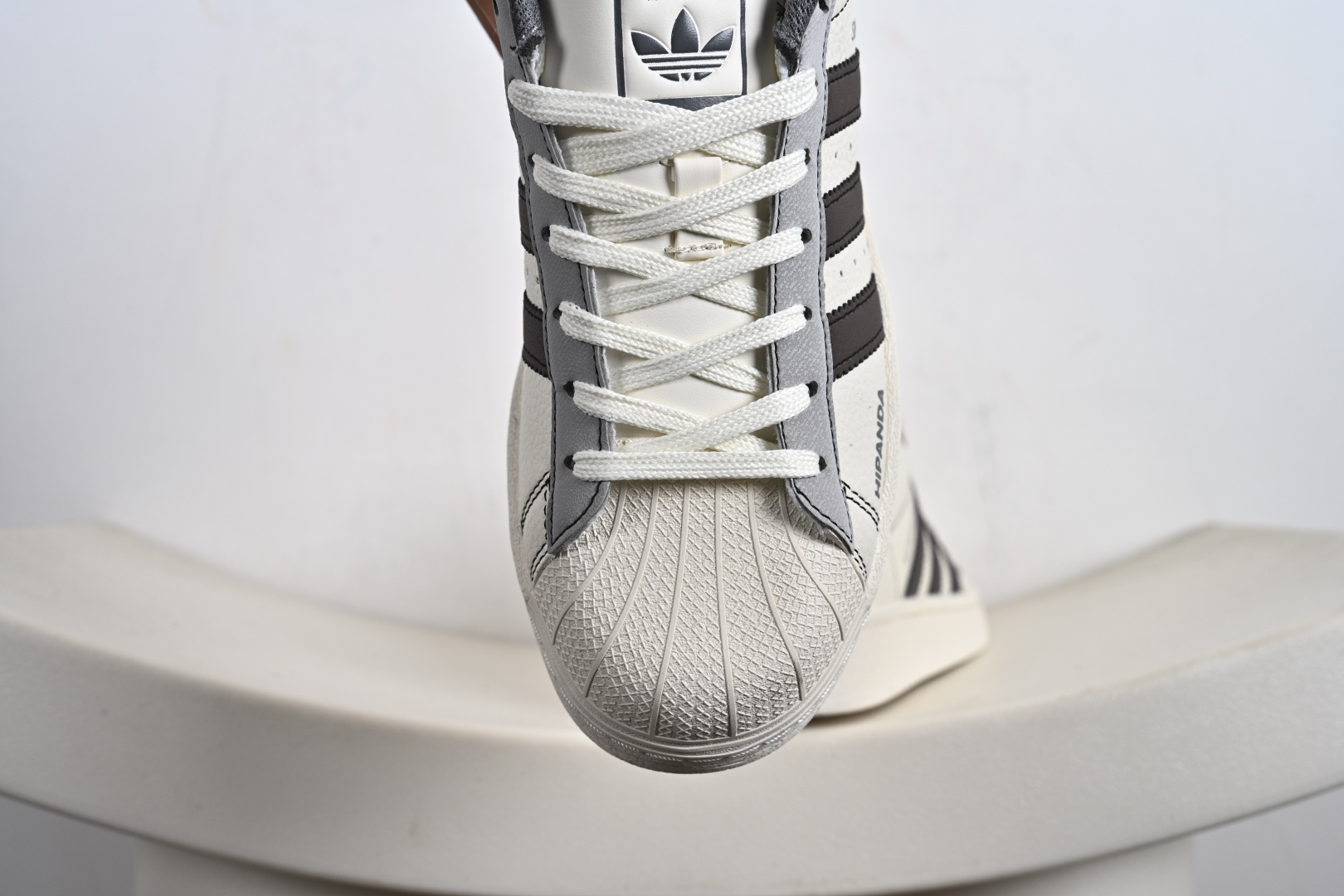 高端定制adidas SUPERSTAR “暴力熊联名- 白灰红尾”经典贝壳头造型 QF5801