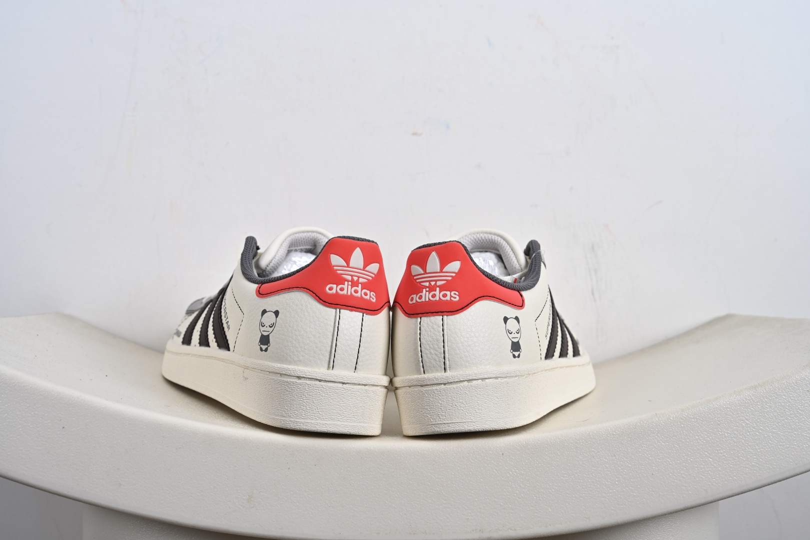 高端定制adidas SUPERSTAR “暴力熊联名- 白灰红尾”经典贝壳头造型 QF5801
