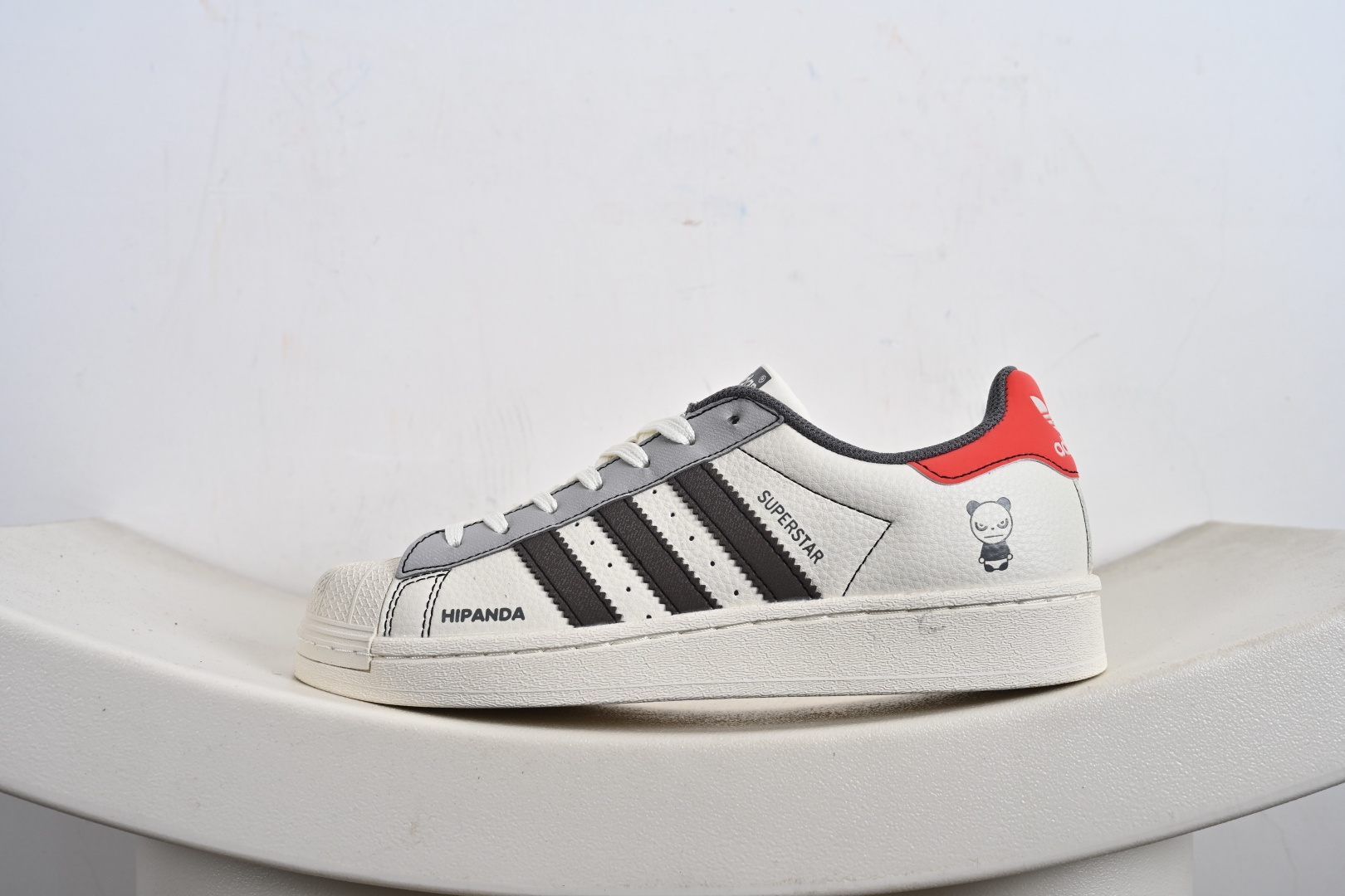 高端定制adidas SUPERSTAR “暴力熊联名- 白灰红尾”经典贝壳头造型 QF5801