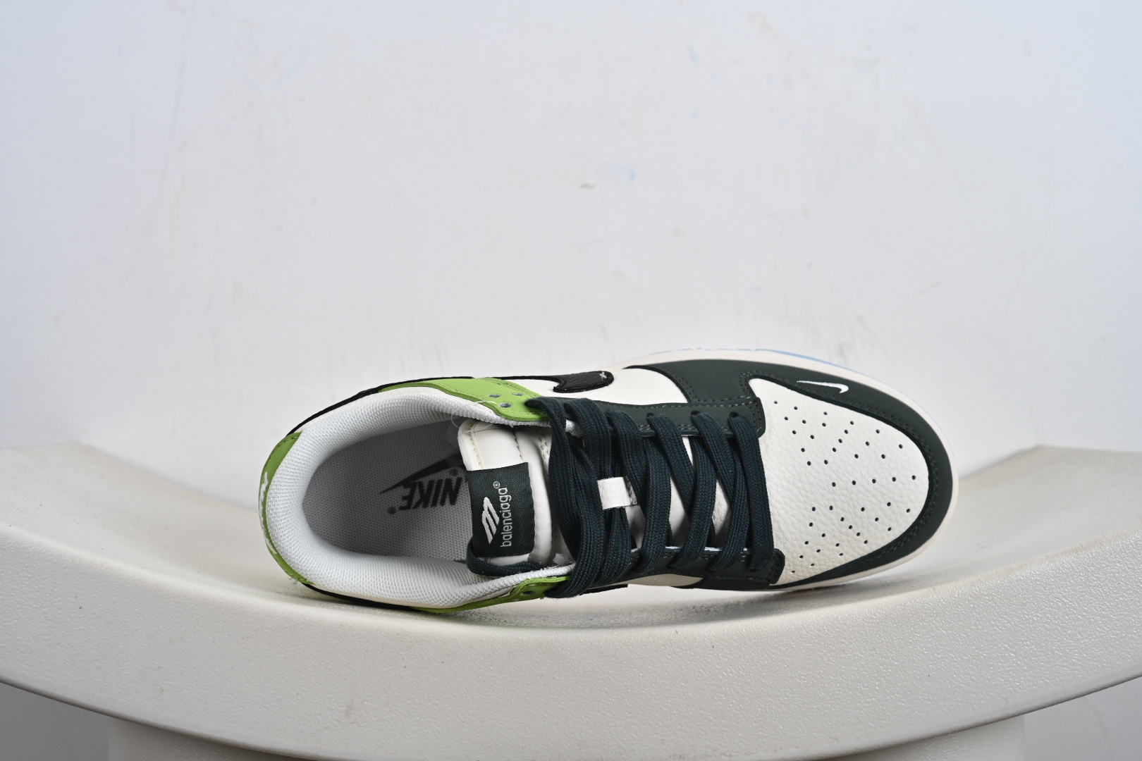 Nike Dunk SB Low 鞋身整体以米白色皮革打造 ZH2598-274 Nike Dunk SB Low 鞋身整体以米白色皮革打造 ZH2598-274