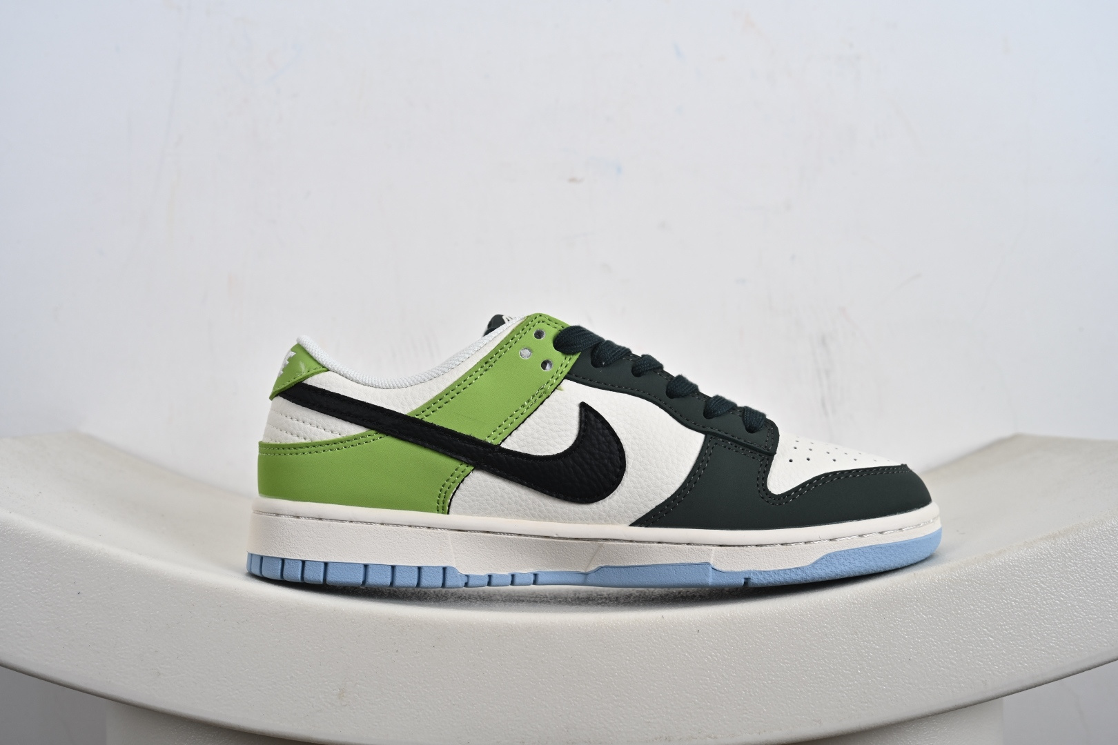 Nike Dunk SB Low 鞋身整体以米白色皮革打造 ZH2598-274 Nike Dunk SB Low 鞋身整体以米白色皮革打造 ZH2598-274