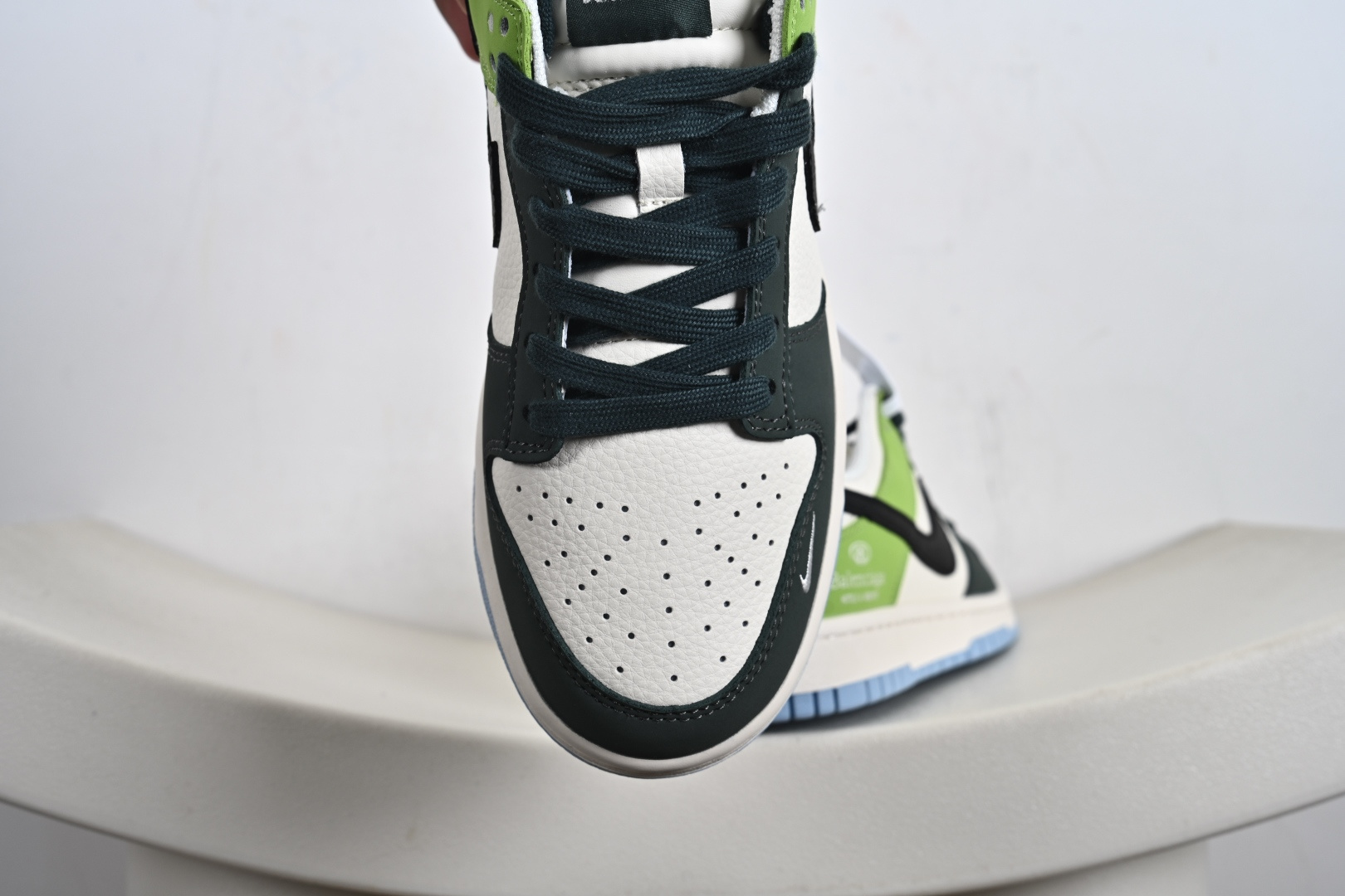 Nike Dunk SB Low 鞋身整体以米白色皮革打造 ZH2598-274 Nike Dunk SB Low 鞋身整体以米白色皮革打造 ZH2598-274