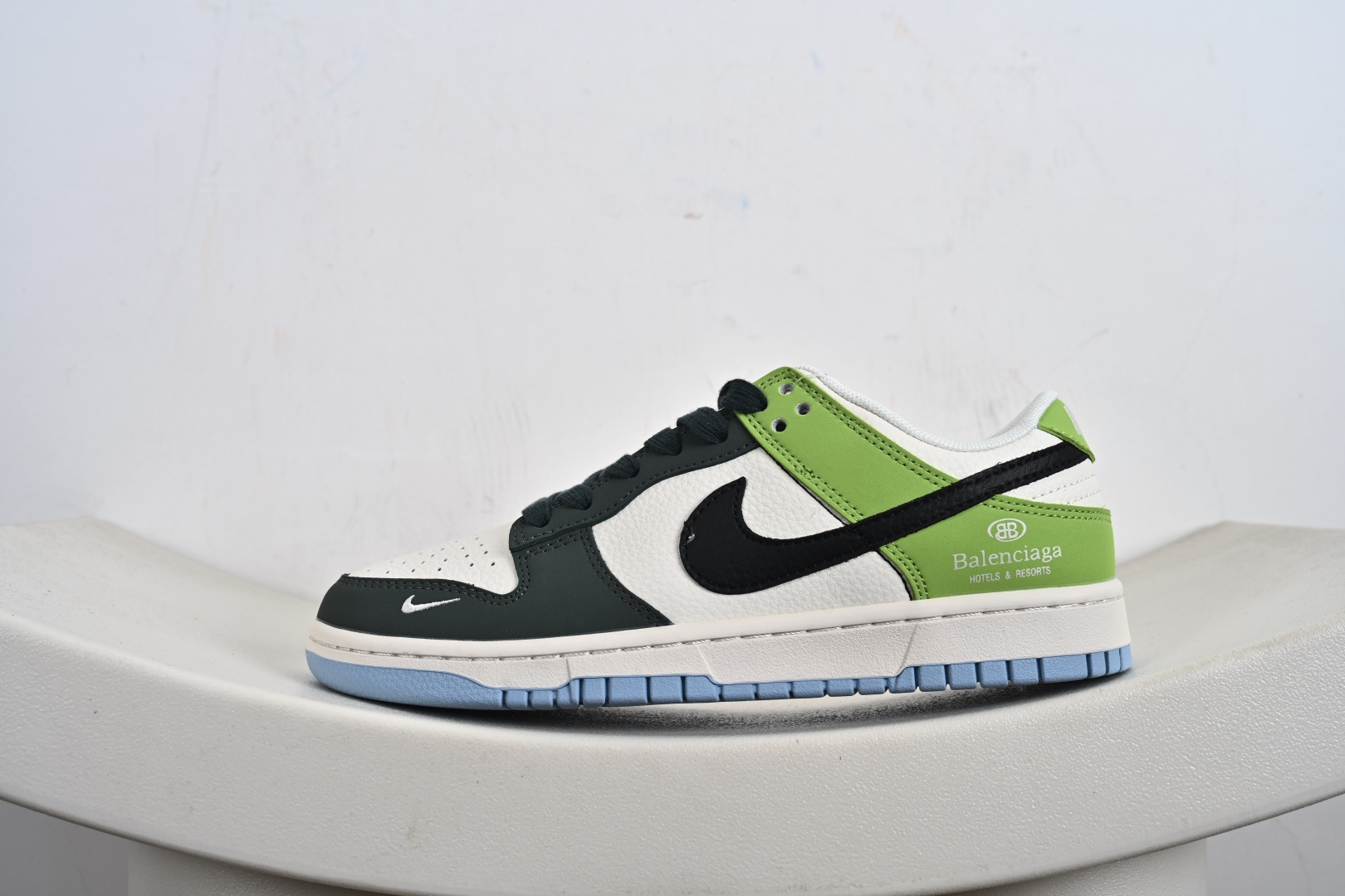 Nike Dunk SB Low 鞋身整体以米白色皮革打造 ZH2598-274 Nike Dunk SB Low 鞋身整体以米白色皮革打造 ZH2598-274
