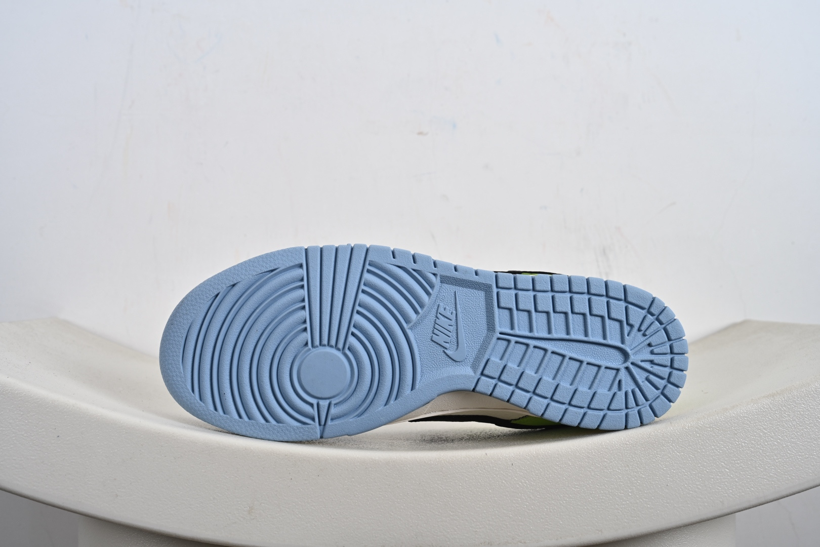 Nike Dunk SB Low 鞋身整体以米白色皮革打造 ZH2598-274 Nike Dunk SB Low 鞋身整体以米白色皮革打造 ZH2598-274