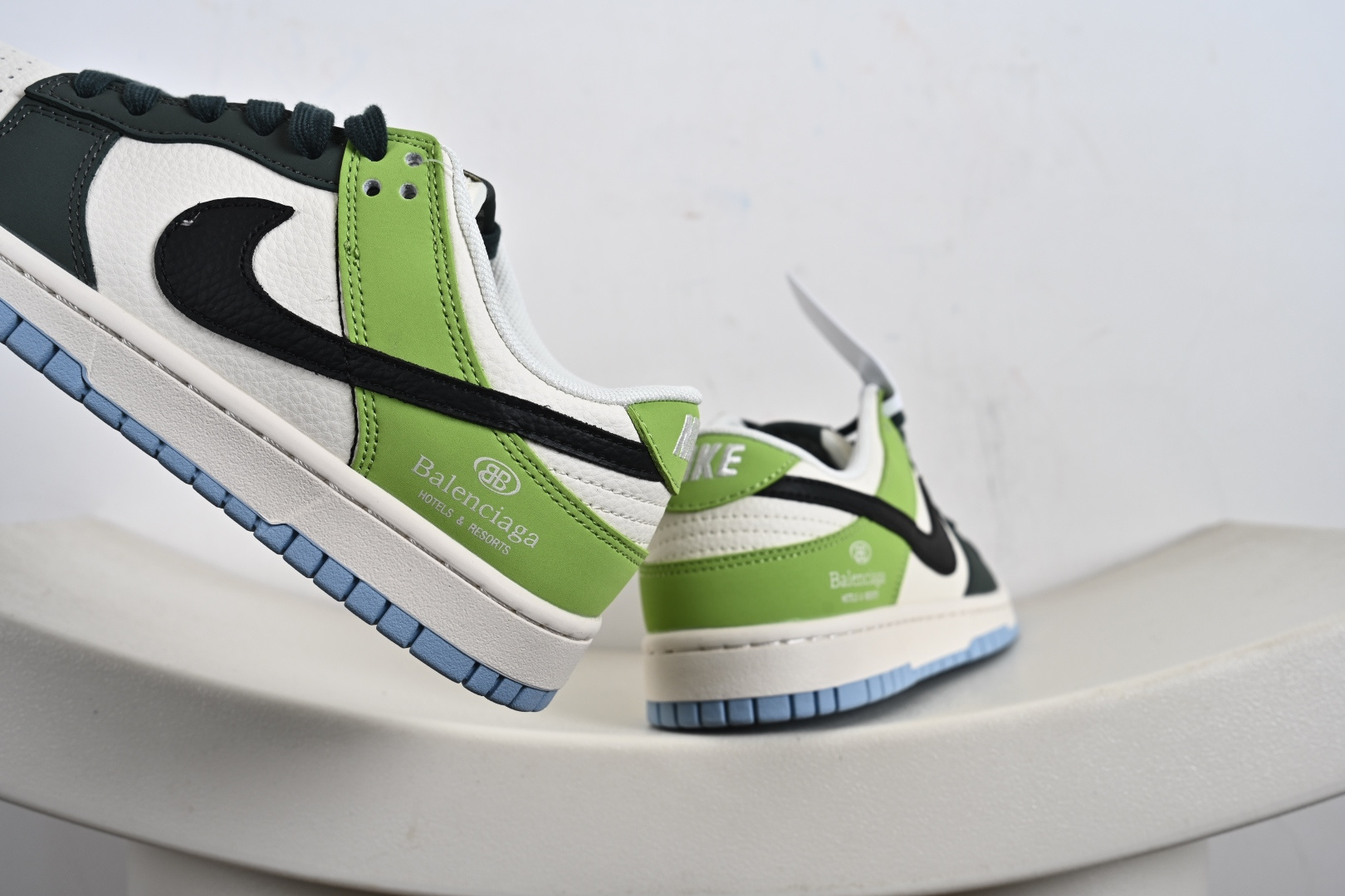 Nike Dunk SB Low 鞋身整体以米白色皮革打造 ZH2598-274 Nike Dunk SB Low 鞋身整体以米白色皮革打造 ZH2598-274