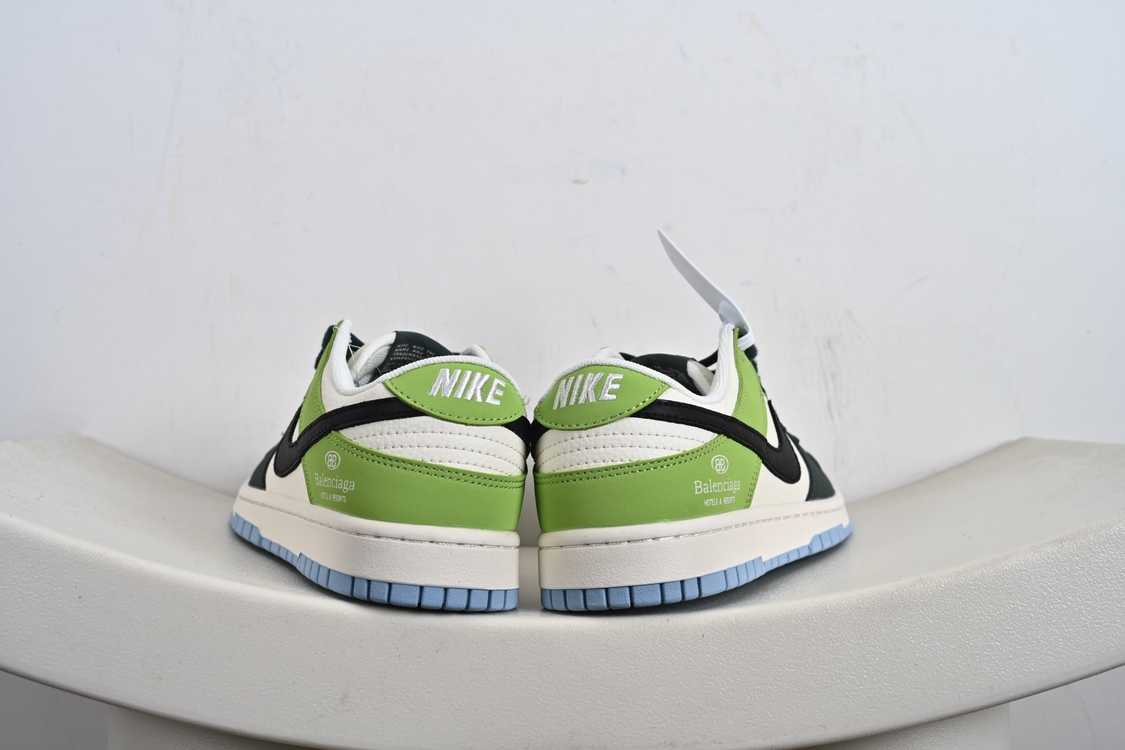 Nike Dunk SB Low 鞋身整体以米白色皮革打造 ZH2598-274 Nike Dunk SB Low 鞋身整体以米白色皮革打造 ZH2598-274