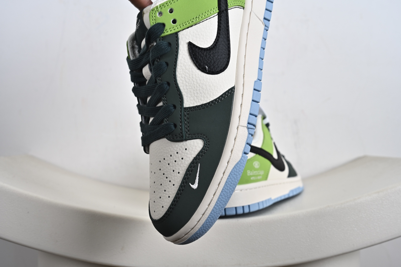 Nike Dunk SB Low 鞋身整体以米白色皮革打造 ZH2598-274 Nike Dunk SB Low 鞋身整体以米白色皮革打造 ZH2598-274