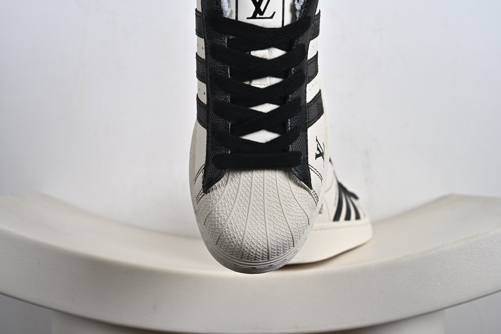 220 高端定制adidas SUPERSTAR “LV联名- 牛仔帆布白黑”经典贝壳头 QF5806