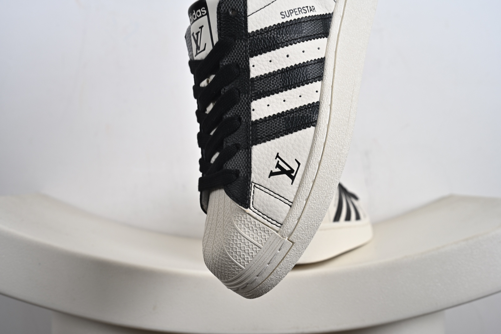 220 高端定制adidas SUPERSTAR “LV联名- 牛仔帆布白黑”经典贝壳头 QF5806