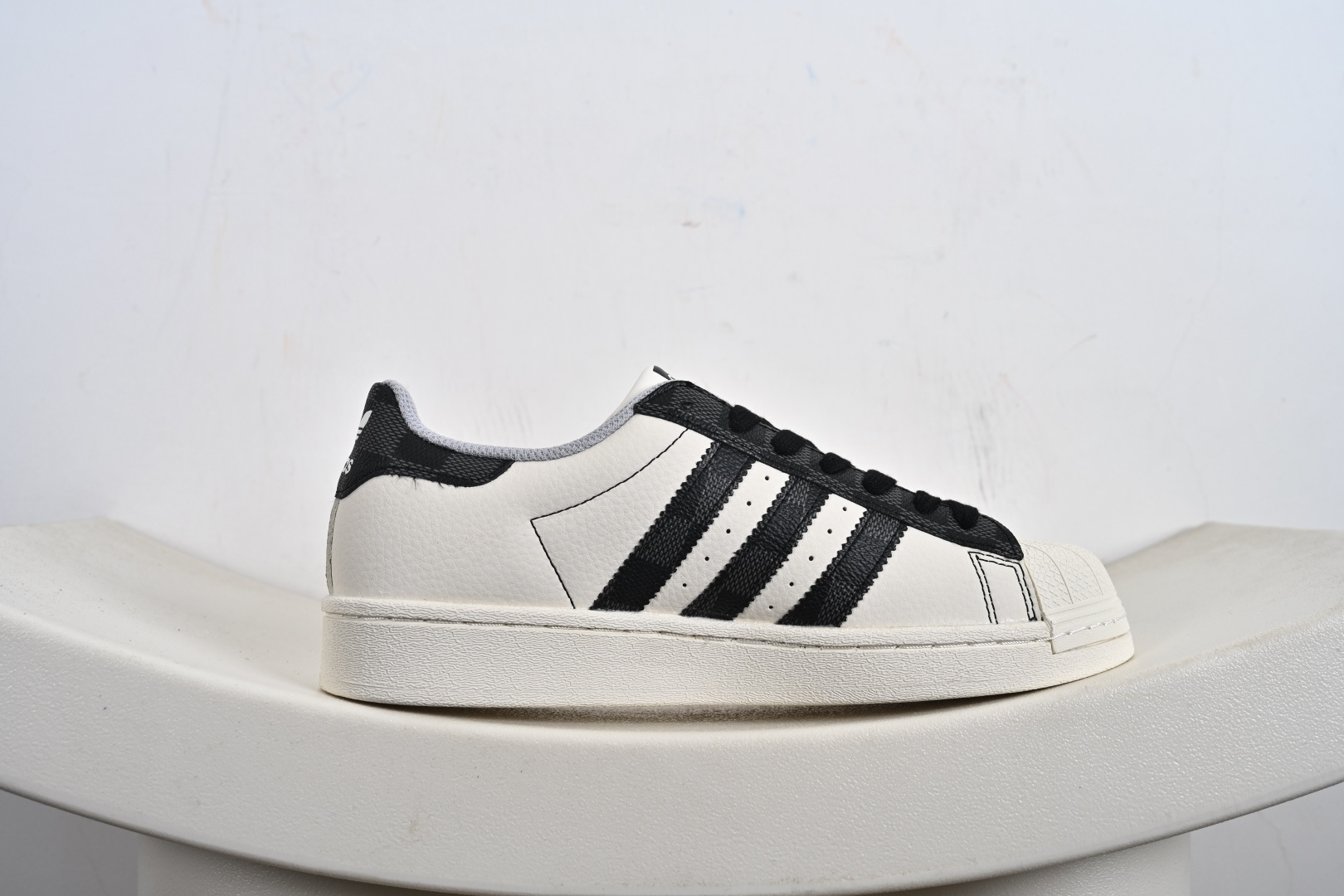 220 高端定制adidas SUPERSTAR “LV联名- 牛仔帆布白黑”经典贝壳头 QF5806