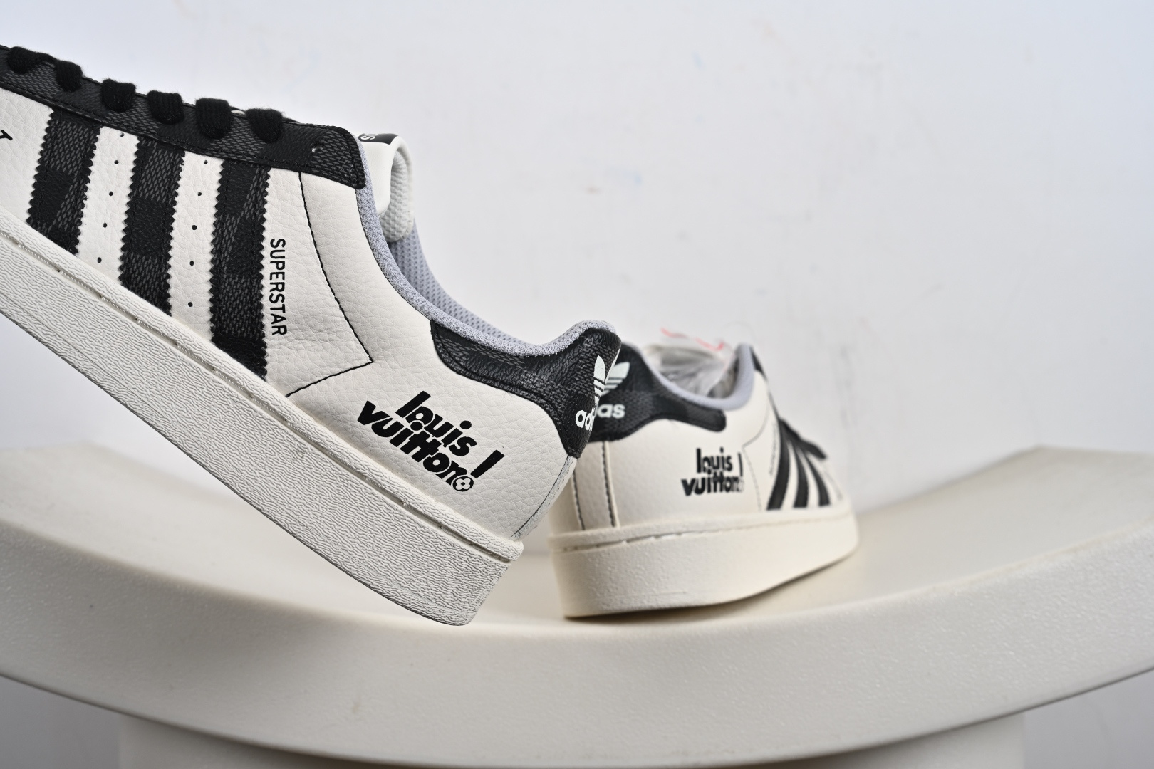 220 高端定制adidas SUPERSTAR “LV联名- 牛仔帆布白黑”经典贝壳头 QF5806