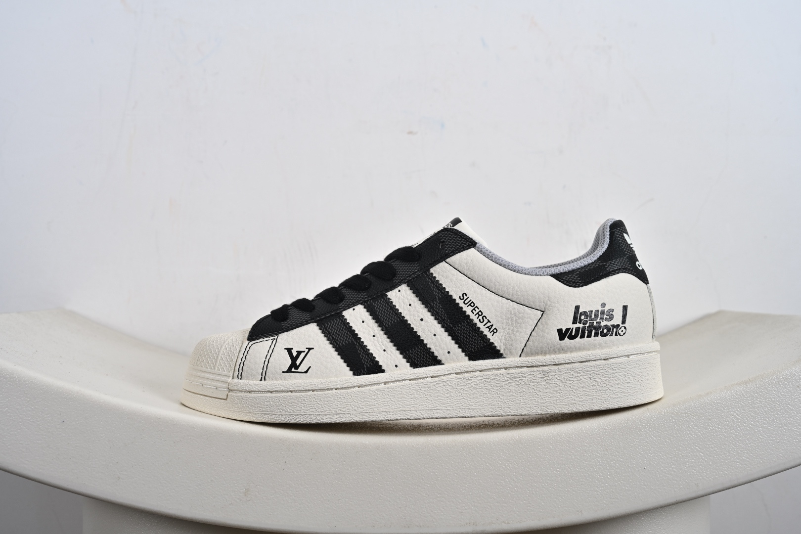 220 高端定制adidas SUPERSTAR “LV联名- 牛仔帆布白黑”经典贝壳头 QF5806