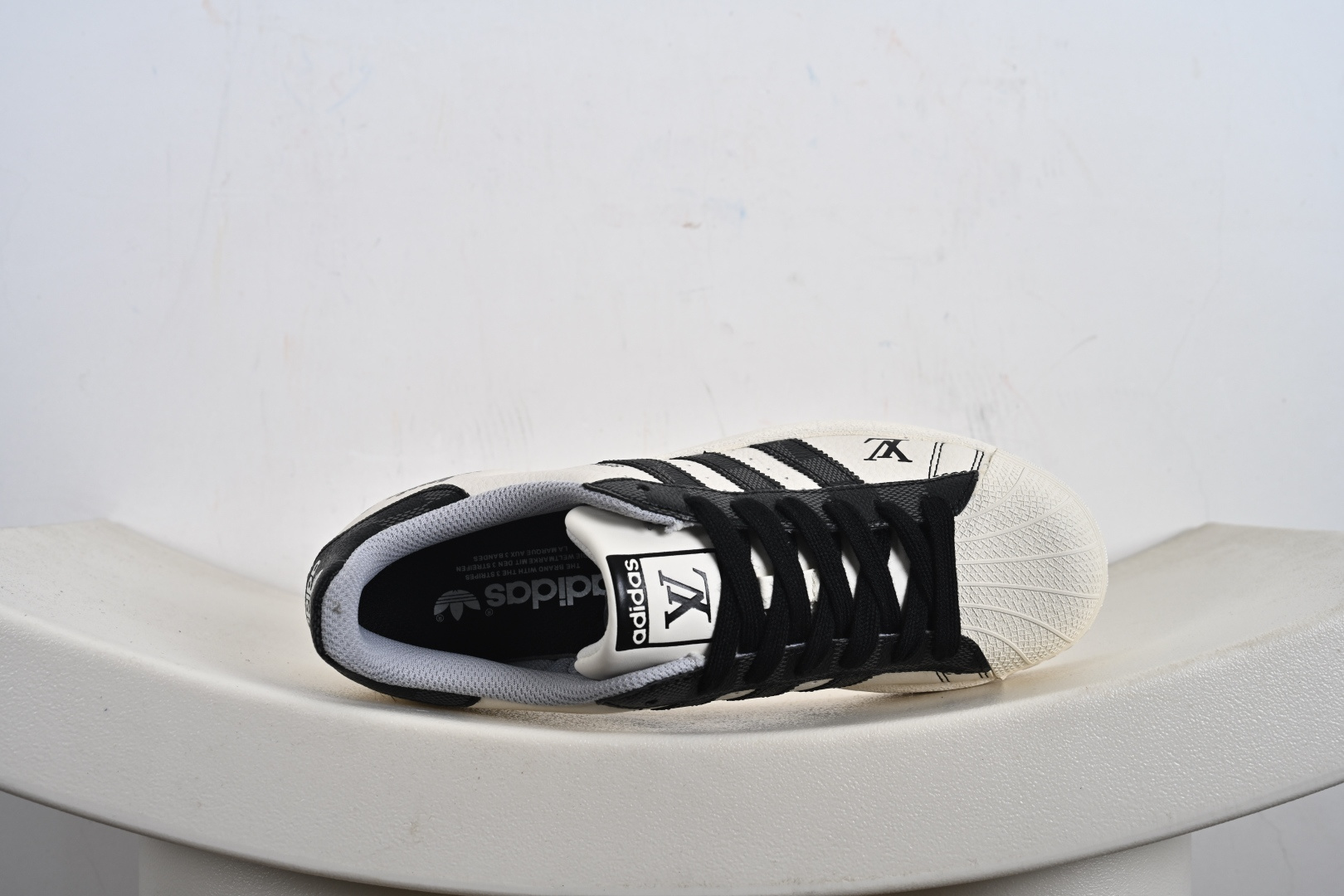 220 高端定制adidas SUPERSTAR “LV联名- 牛仔帆布白黑”经典贝壳头 QF5806