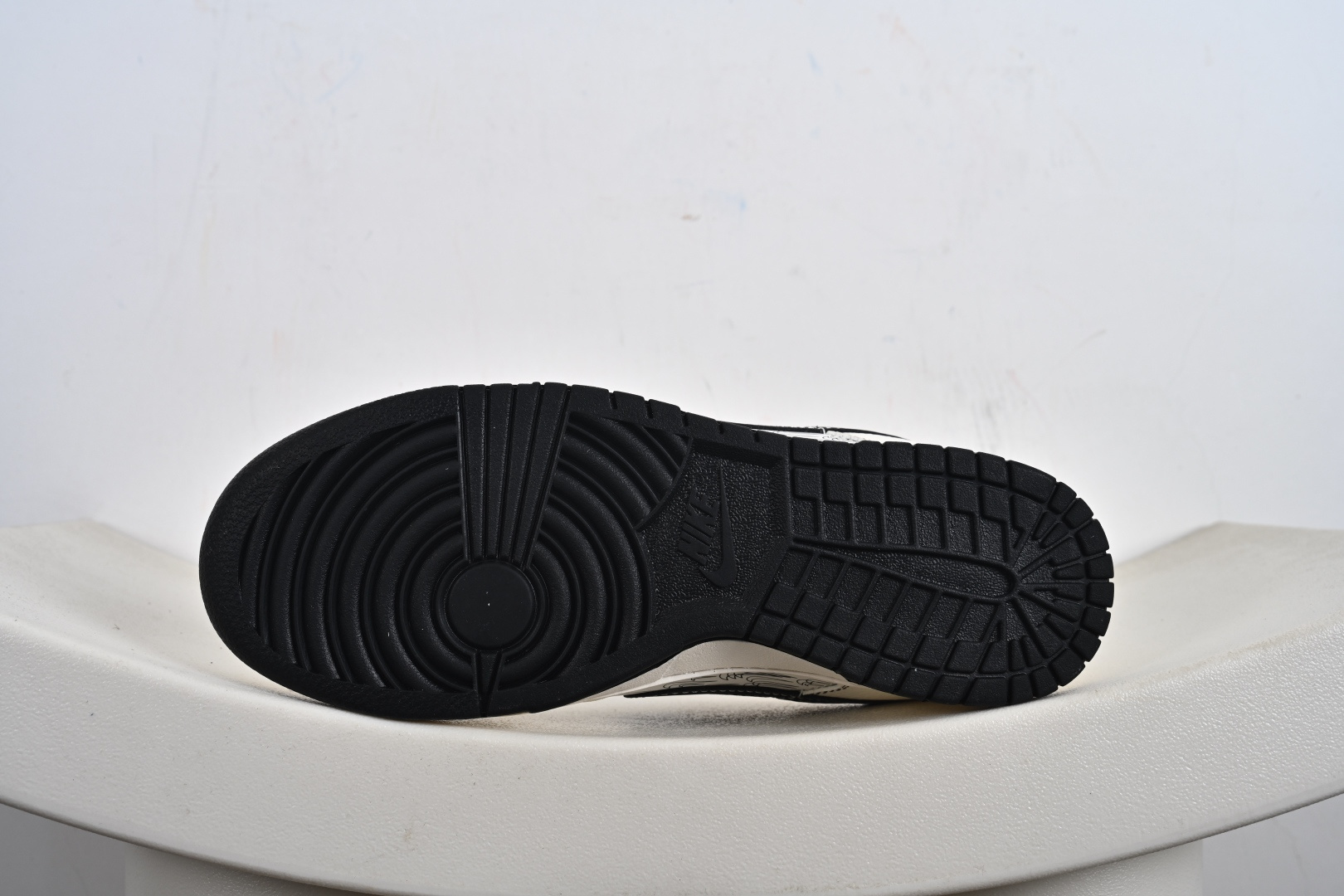 260 定制版 Nike SB Dunk Low “NIKE联名——米黑多小勾” 高端定制 低帮休闲板鞋 HH7518-094