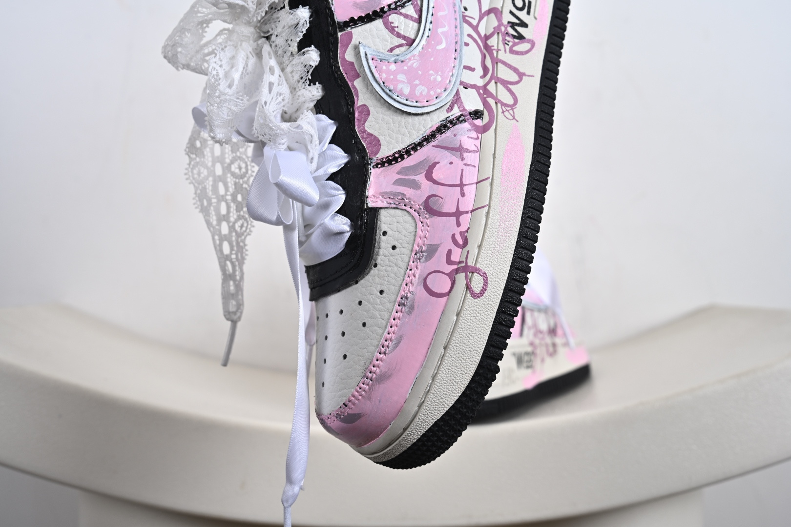 240 定制版 Nike W Air Force 1 “Sweet Cool Powder Recipe” 手绘涂鸦“甜酷粉调”空军一号 低帮休闲运动板鞋 ZG8800-811-Chinese UA Cheap High Quatity Brand Clothes Bags handbags Sneakers wholesale wholesaler seller from China Factory suppliers Fashion Clothing Shoes best Quality Beautiful Price 240 定制版 Nike W Air Force 1 “Sweet Cool Powder Recipe” 手绘涂鸦“甜酷粉调”空军一号 低帮休闲运动板鞋 ZG8800-811