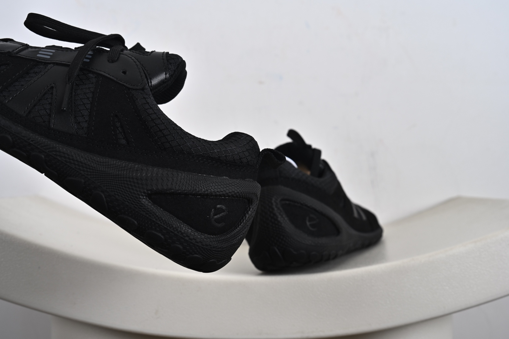 280 ECCO 爱步运动鞋 25年新款户外薄底赤足鞋休闲鞋 802434 健步轻巧百搭