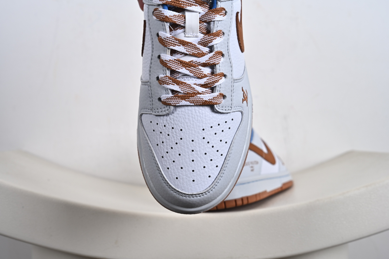 260 定制版 Nike SB Dunk Low LV联名 白灰棕蓝 周年高端定制 低帮休闲板鞋 SC0601-474