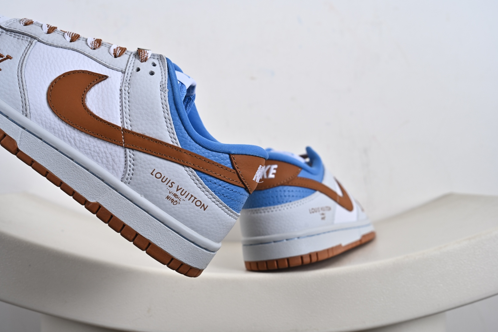 260 定制版 Nike SB Dunk Low LV联名 白灰棕蓝 周年高端定制 低帮休闲板鞋 SC0601-474