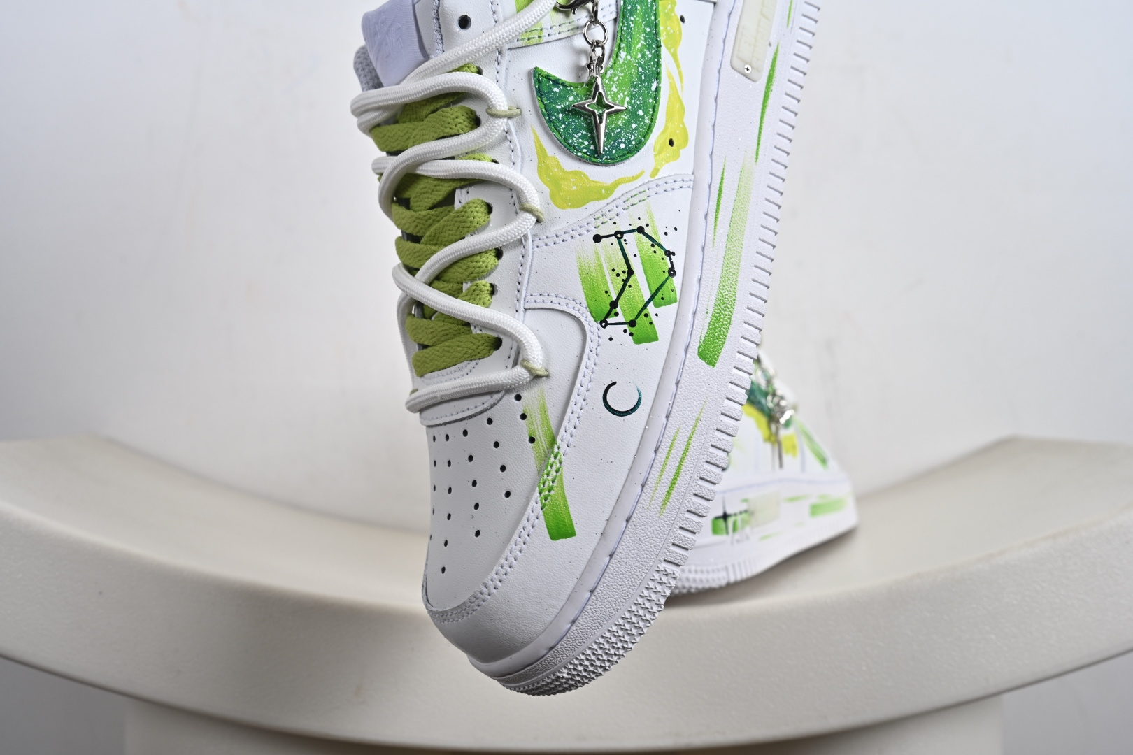 240 手绘涂鸦“摩羯座”十二星座系列 Nike Air Force 1 “Capricorn”空军一号定制板鞋 1222119-Chinese UA Cheap High Quatity Brand Clothes Bags handbags Sneakers wholesale wholesaler seller from China Factory suppliers Fashion Clothing Shoes best Quality Beautiful Price 240 手绘涂鸦“摩羯座”十二星座系列 Nike Air Force 1 “Capricorn”空军一号定制板鞋 1222119