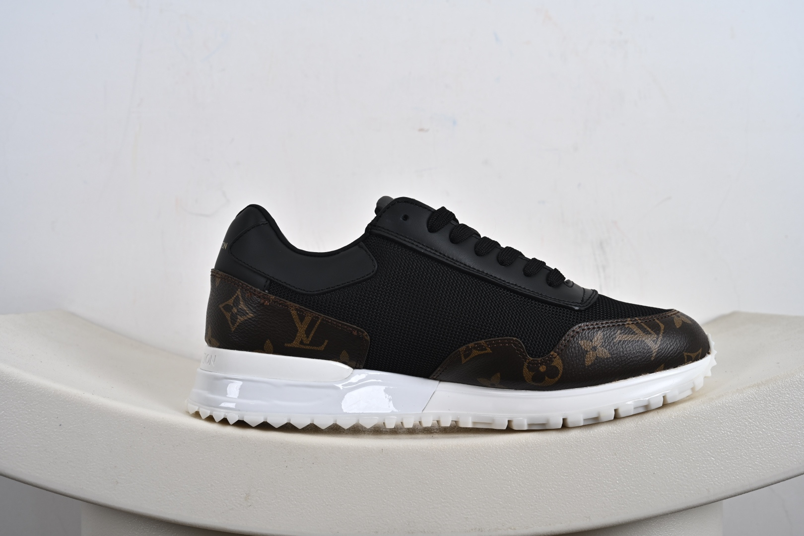 300 LOUIS VUITTON Run Away 小牛皮 圆头系带 方格饰面 低帮 生活休闲鞋