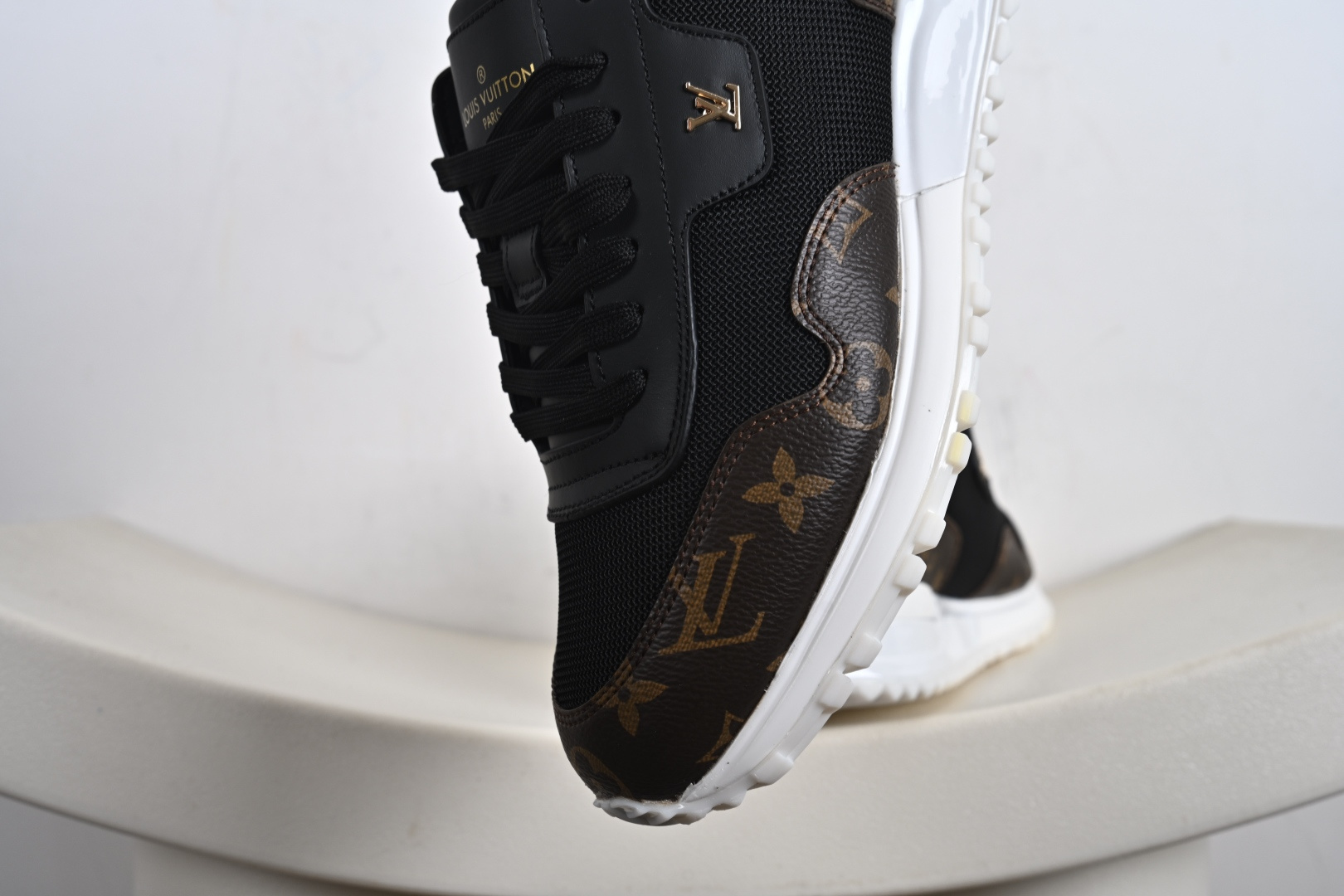 300 LOUIS VUITTON Run Away 小牛皮 圆头系带 方格饰面 低帮 生活休闲鞋