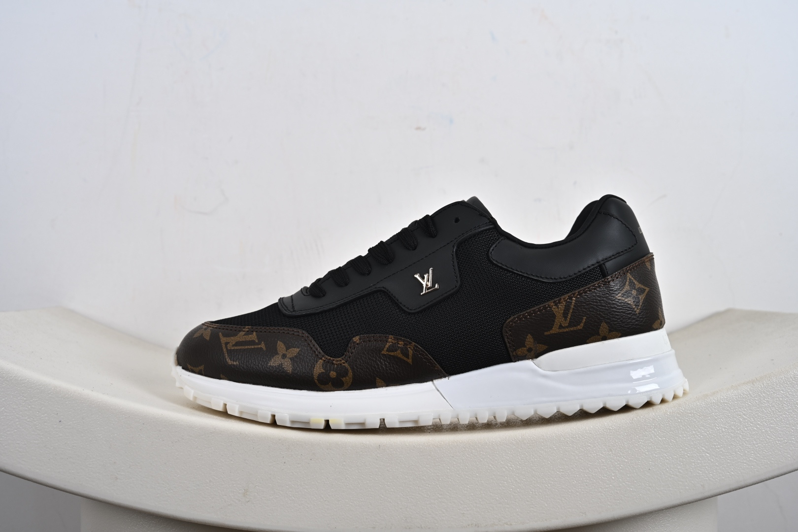 300 LOUIS VUITTON Run Away 小牛皮 圆头系带 方格饰面 低帮 生活休闲鞋