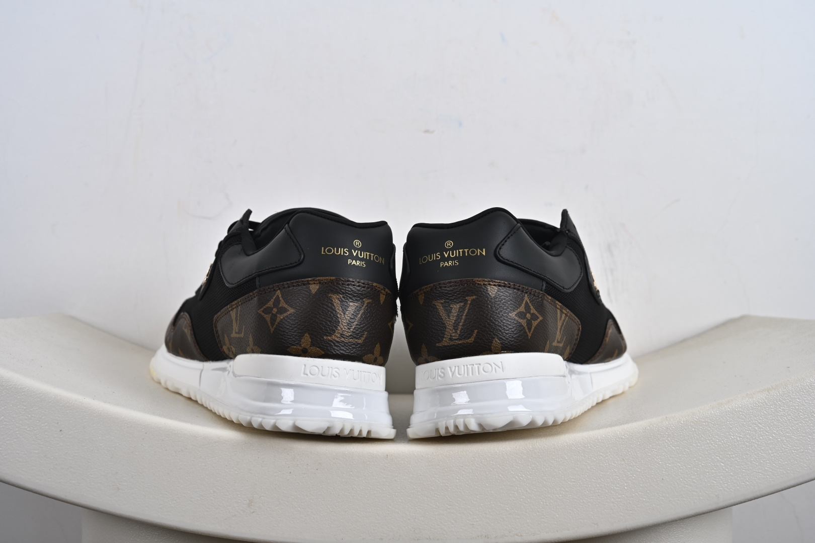 300 LOUIS VUITTON Run Away 小牛皮 圆头系带 方格饰面 低帮 生活休闲鞋