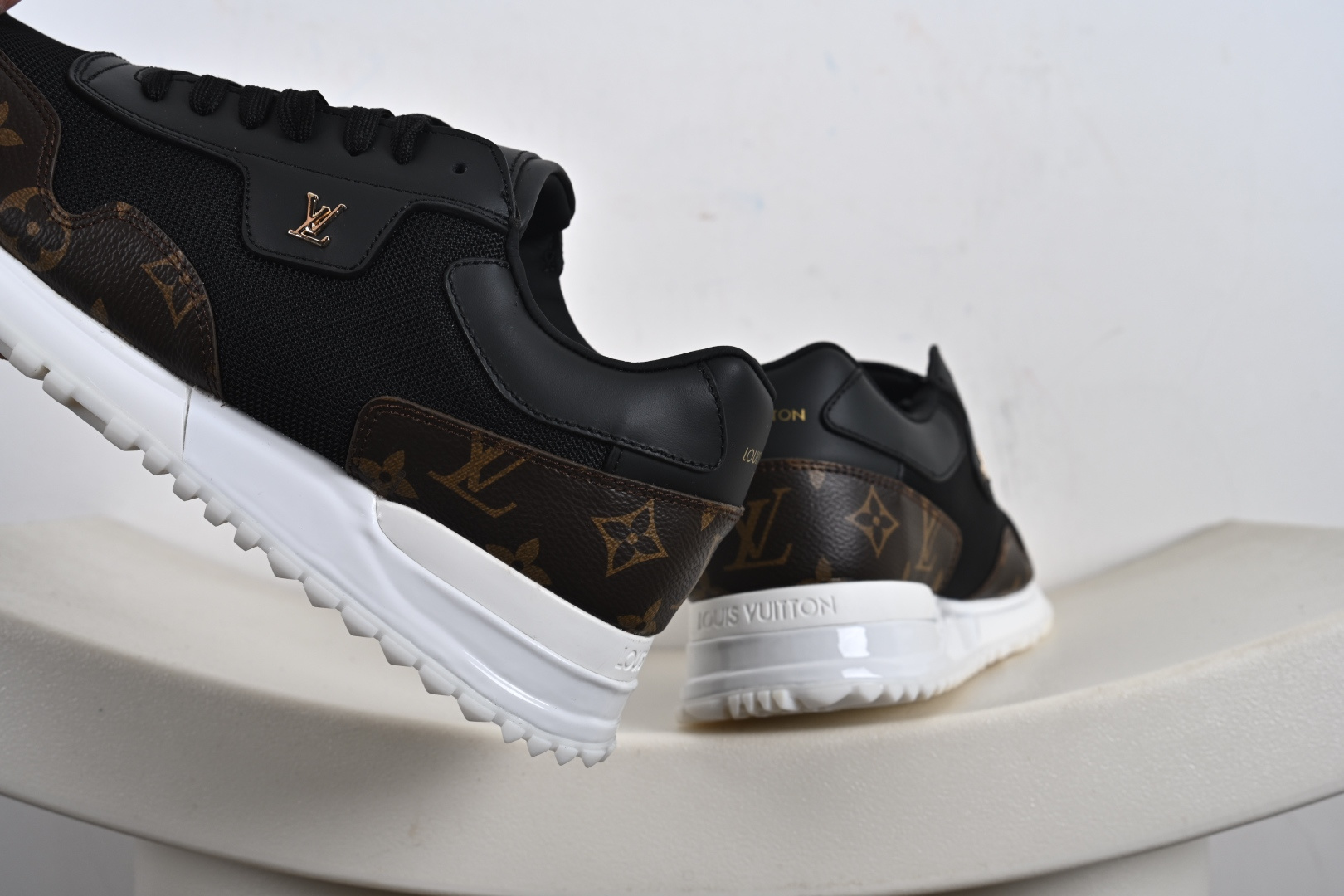 300 LOUIS VUITTON Run Away 小牛皮 圆头系带 方格饰面 低帮 生活休闲鞋