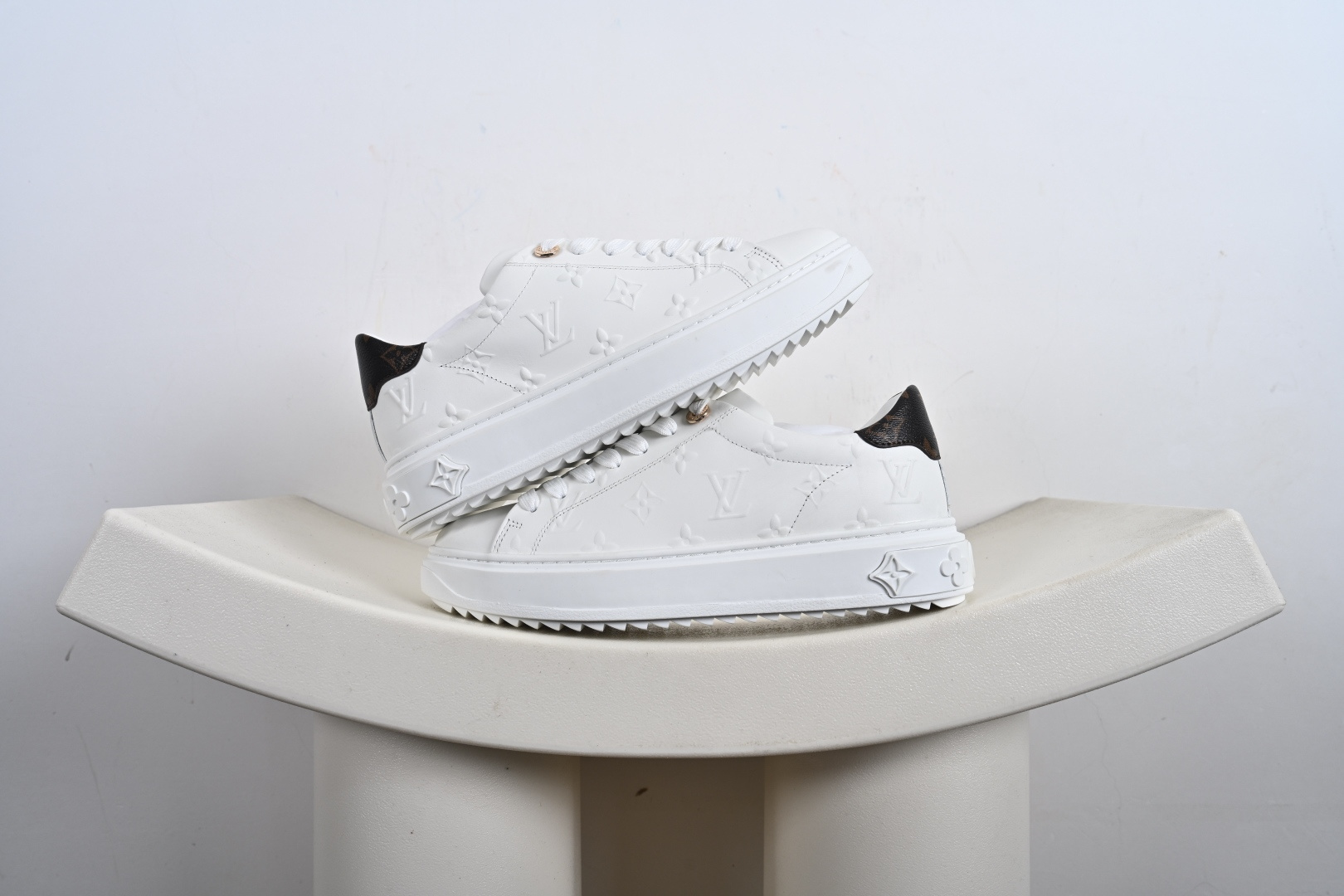 360 广东顶级纯原 LV 舒畅 低帮板鞋 白花色 棕尾 LV花镂空Logo鞋面