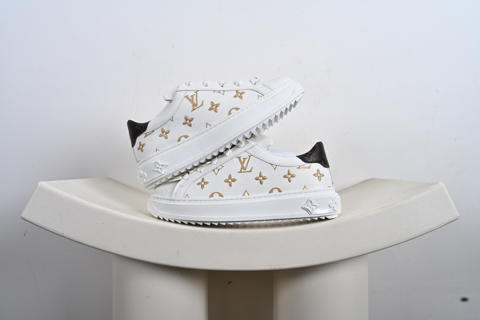 360 广东顶级纯原 LV 舒畅 低帮板鞋 白花色 棕尾 LV花镂空Logo鞋面