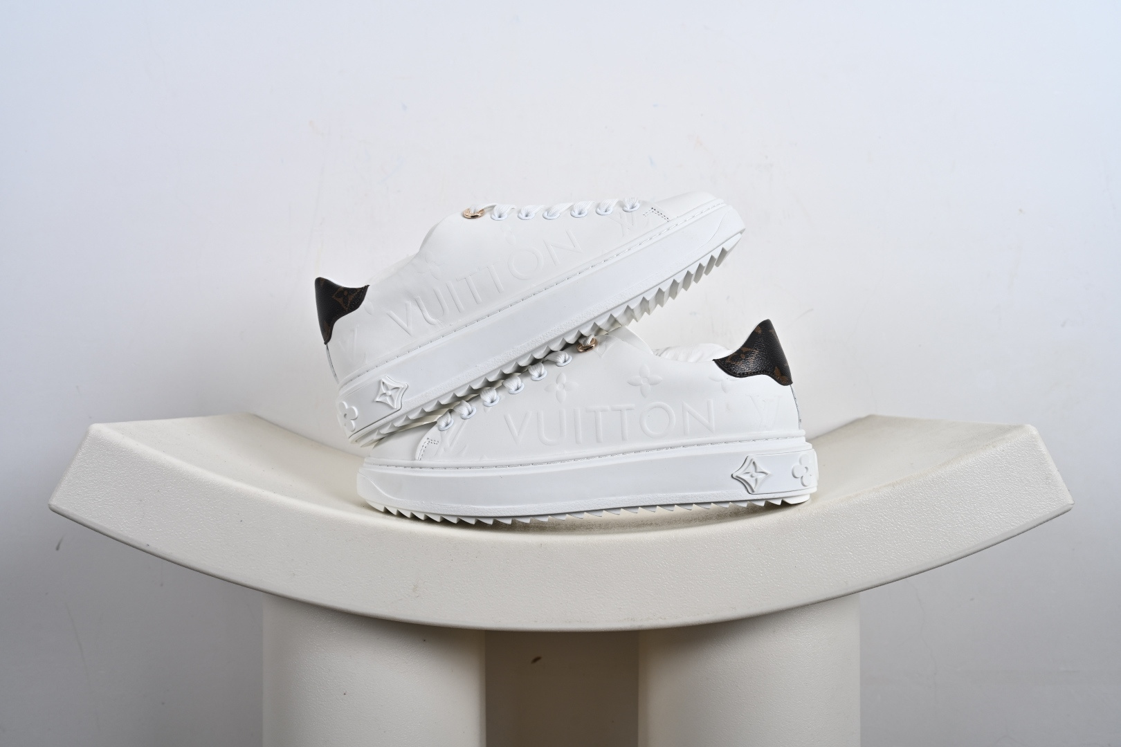 360 广东顶级纯原 LV 舒畅 低帮板鞋 白花色 棕尾 LV花镂空Logo鞋面