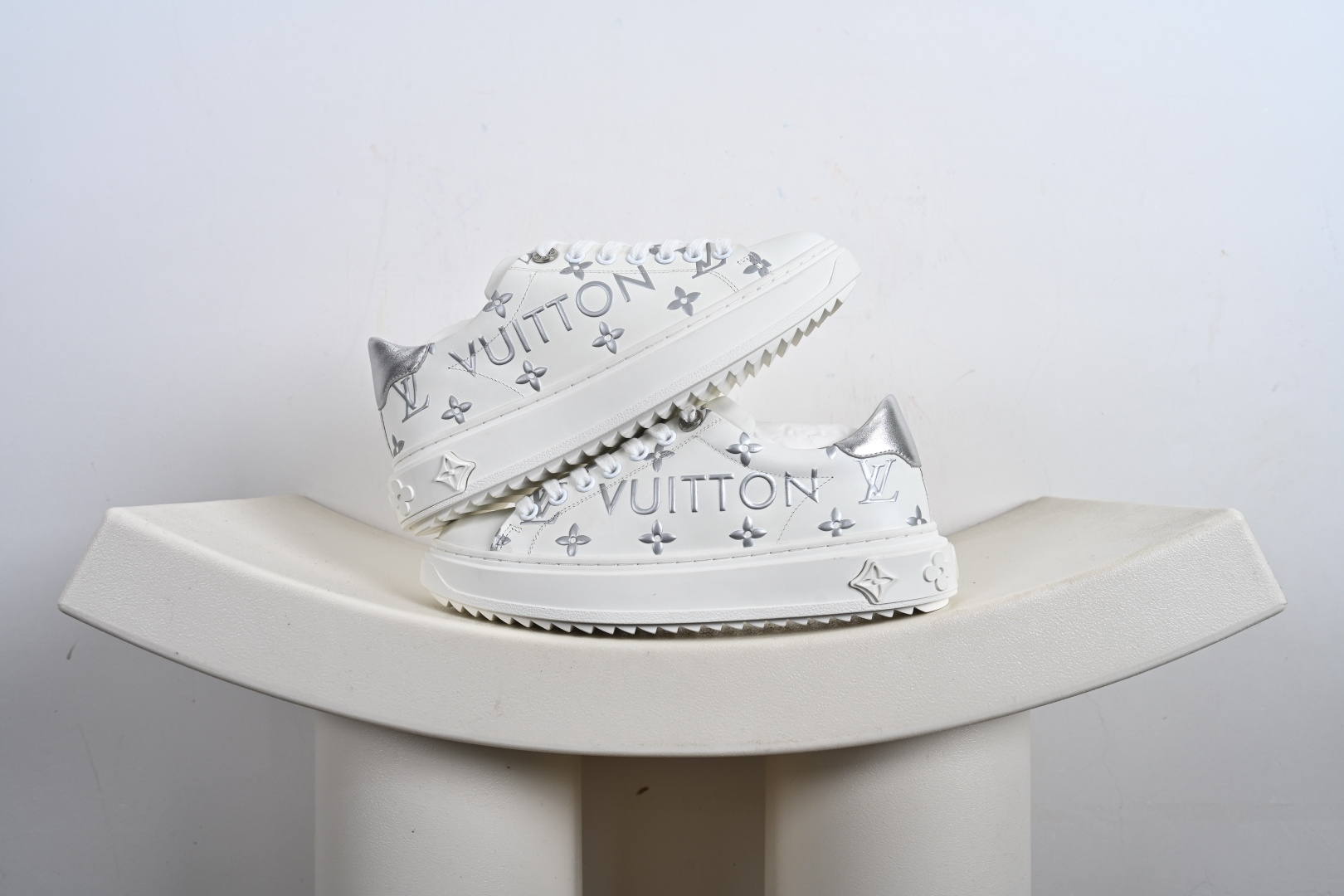 360 广东顶级纯原 LV 舒畅 低帮板鞋 白花色 棕尾 LV花镂空Logo鞋面