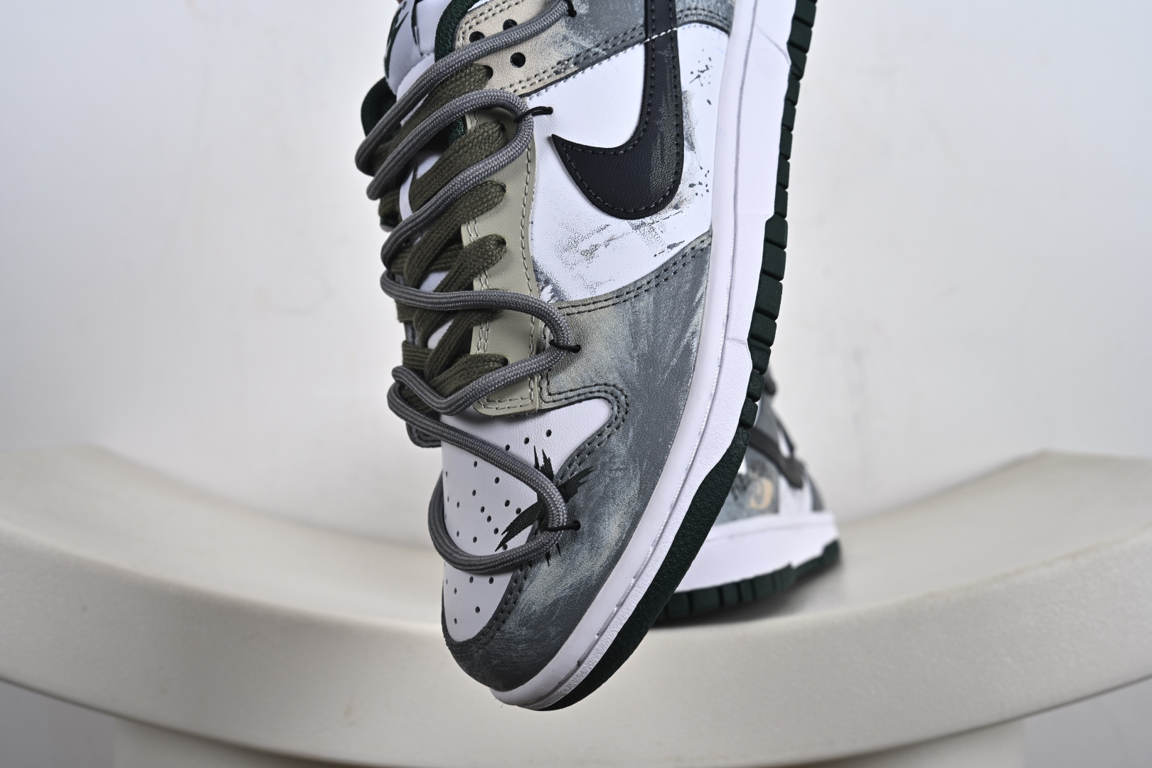 Nike SB Dunk Low 绑带 周年高端定制 低帮休闲板鞋 DV0833-111 Nike SB Dunk Low 绑带 周年高端定制 低帮休闲板鞋 DV0833-111