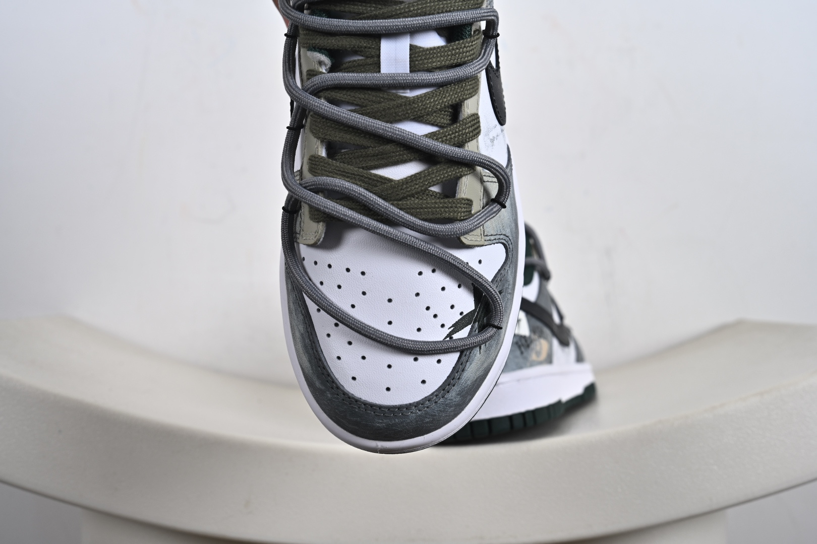 Nike SB Dunk Low 绑带 周年高端定制 低帮休闲板鞋 DV0833-111 Nike SB Dunk Low 绑带 周年高端定制 低帮休闲板鞋 DV0833-111