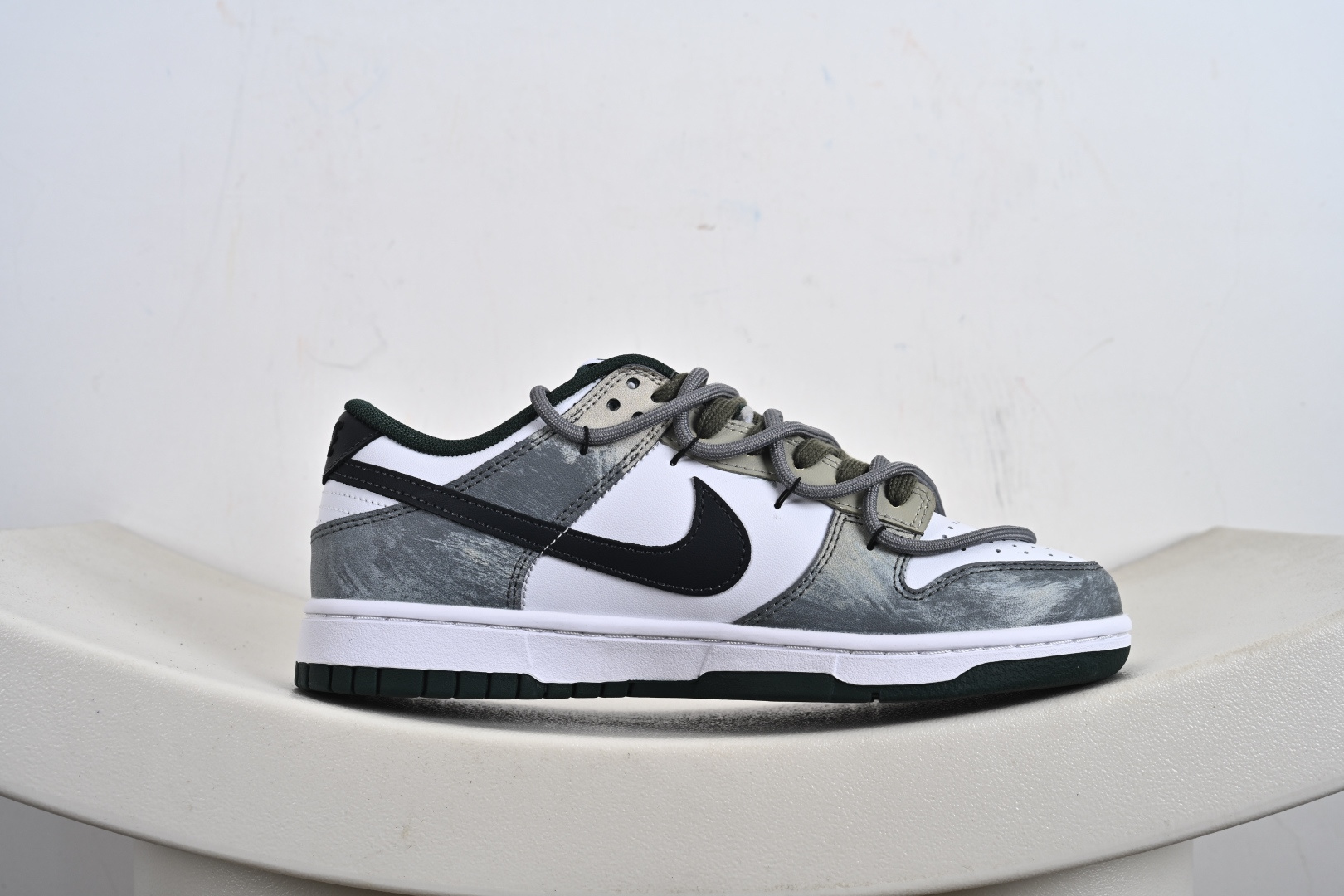 Nike SB Dunk Low 绑带 周年高端定制 低帮休闲板鞋 DV0833-111 Nike SB Dunk Low 绑带 周年高端定制 低帮休闲板鞋 DV0833-111