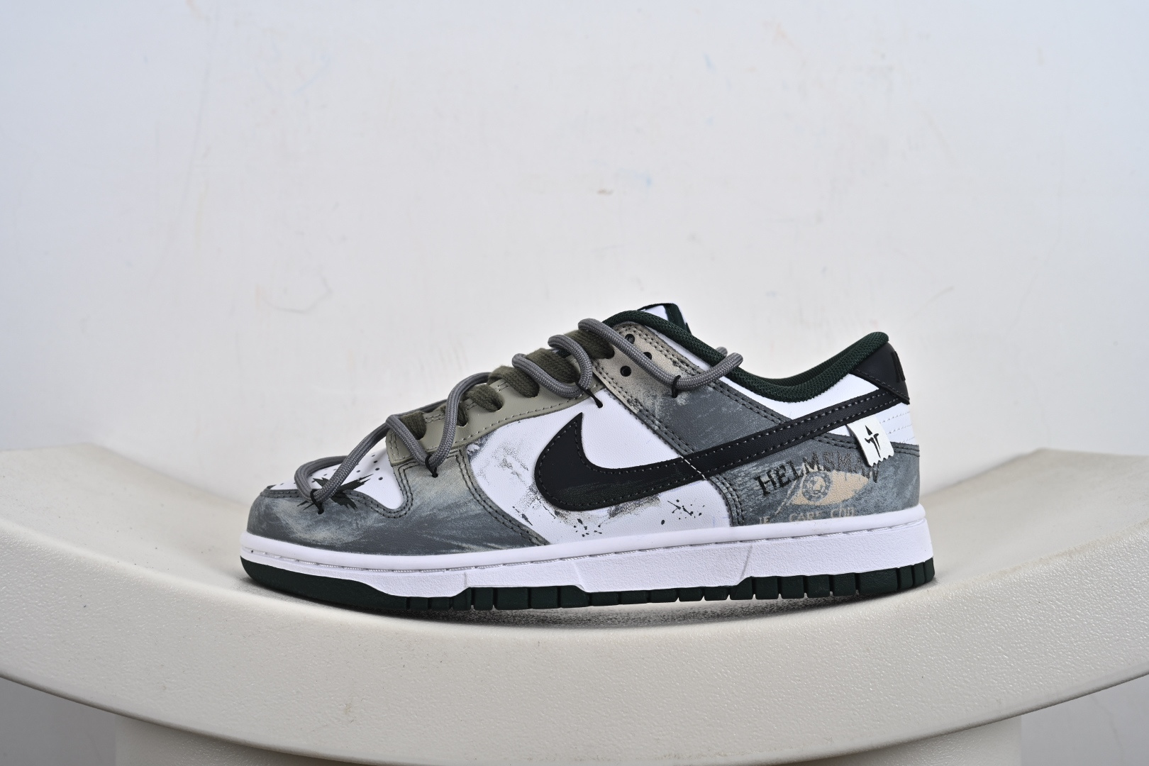 Nike SB Dunk Low 绑带 周年高端定制 低帮休闲板鞋 DV0833-111 Nike SB Dunk Low 绑带 周年高端定制 低帮休闲板鞋 DV0833-111