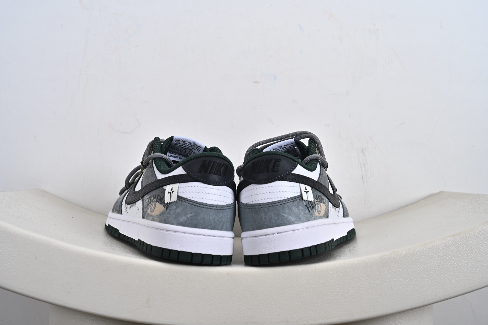 Nike SB Dunk Low 绑带 周年高端定制 低帮休闲板鞋 DV0833-111 Nike SB Dunk Low 绑带 周年高端定制 低帮休闲板鞋 DV0833-111